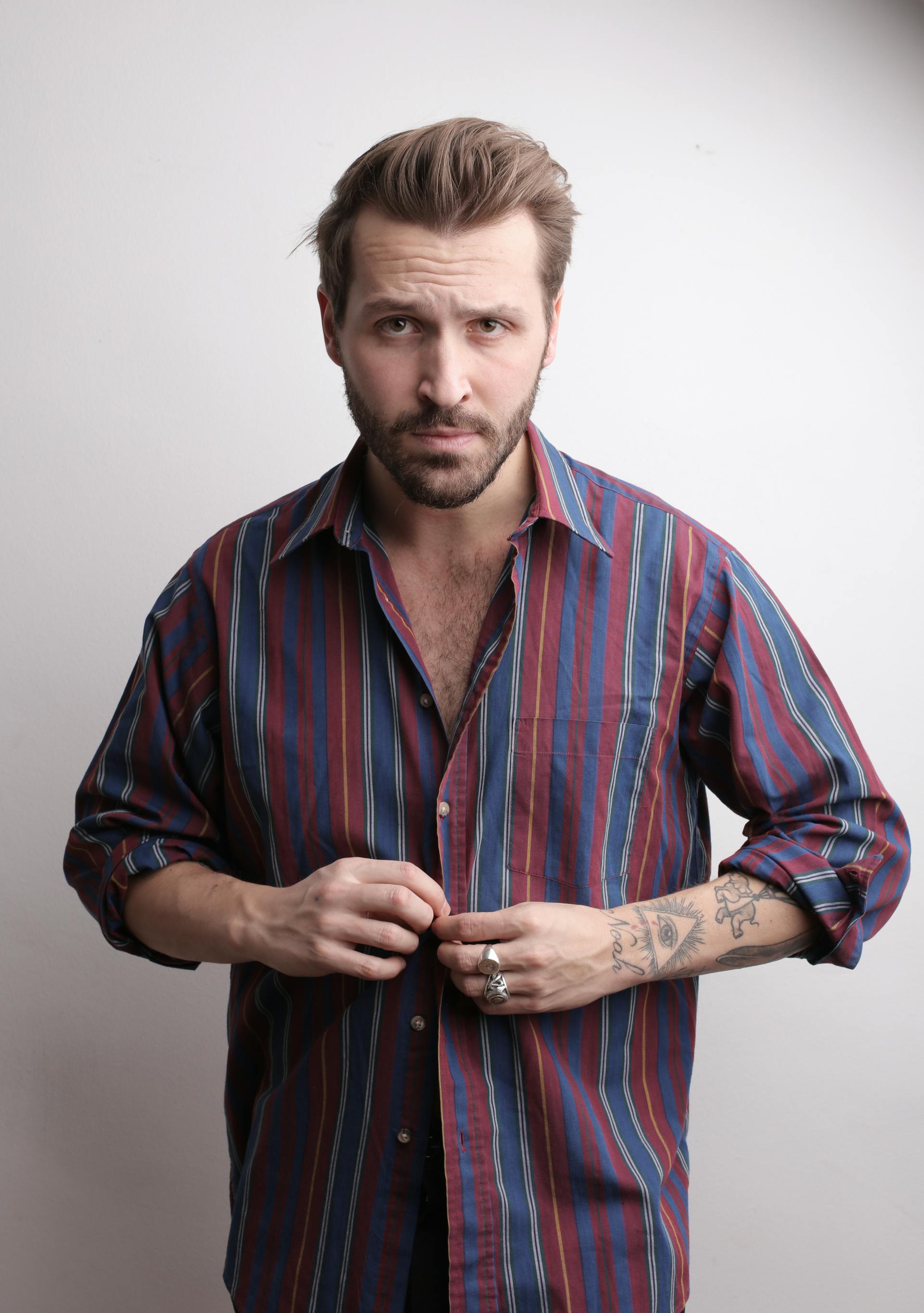 Un hombre con cara de enfado | Fuente: Pexels