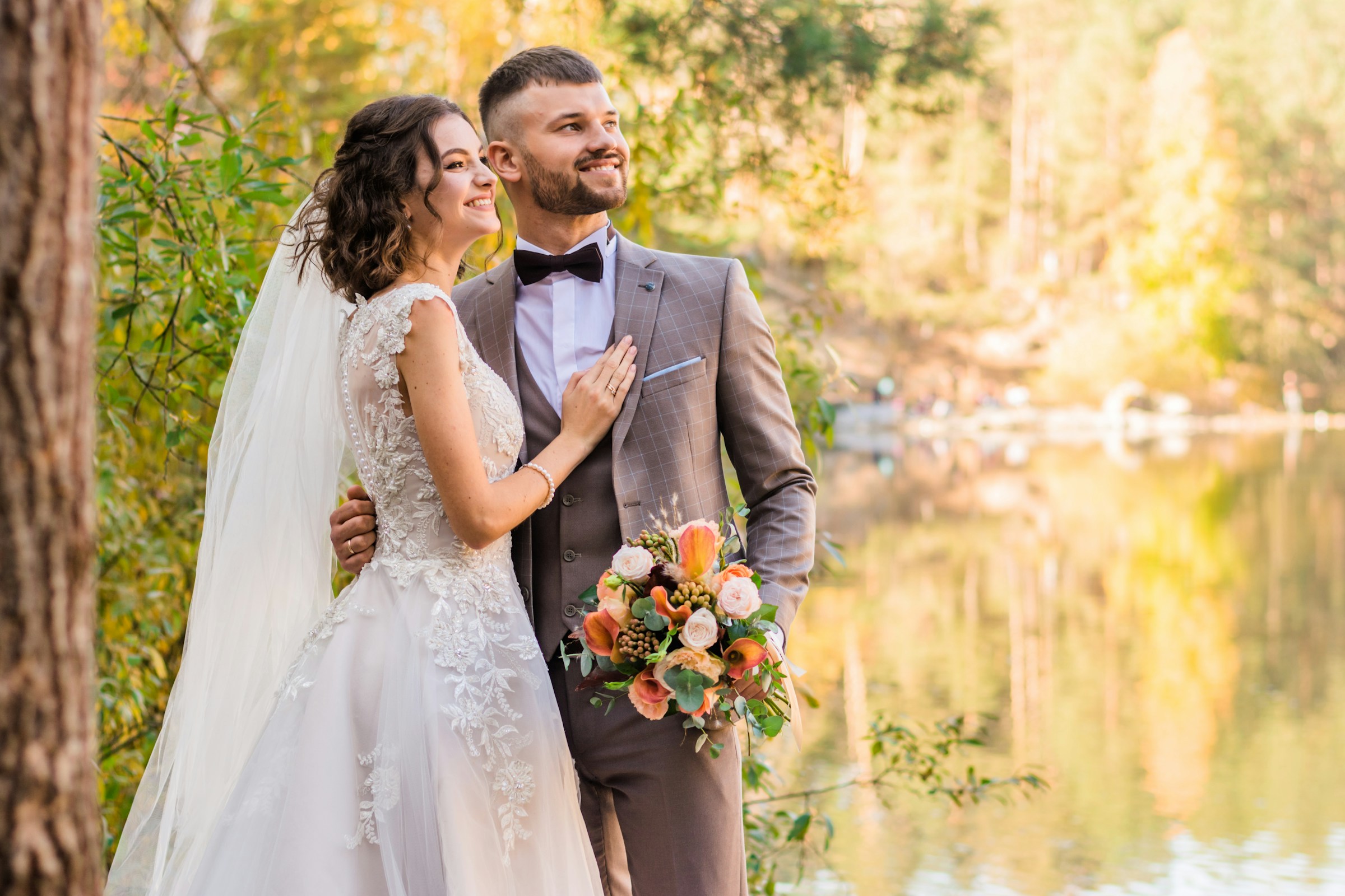 Una feliz pareja de recién casados | Fuente: Unsplash