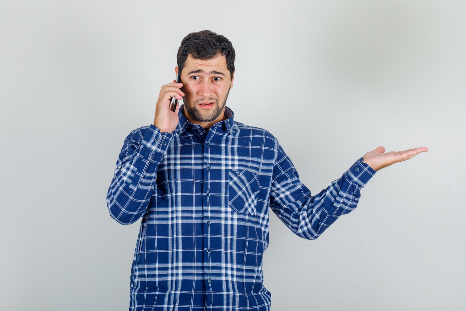 Un hombre ansioso hablando por teléfono | Fuente: Freepik