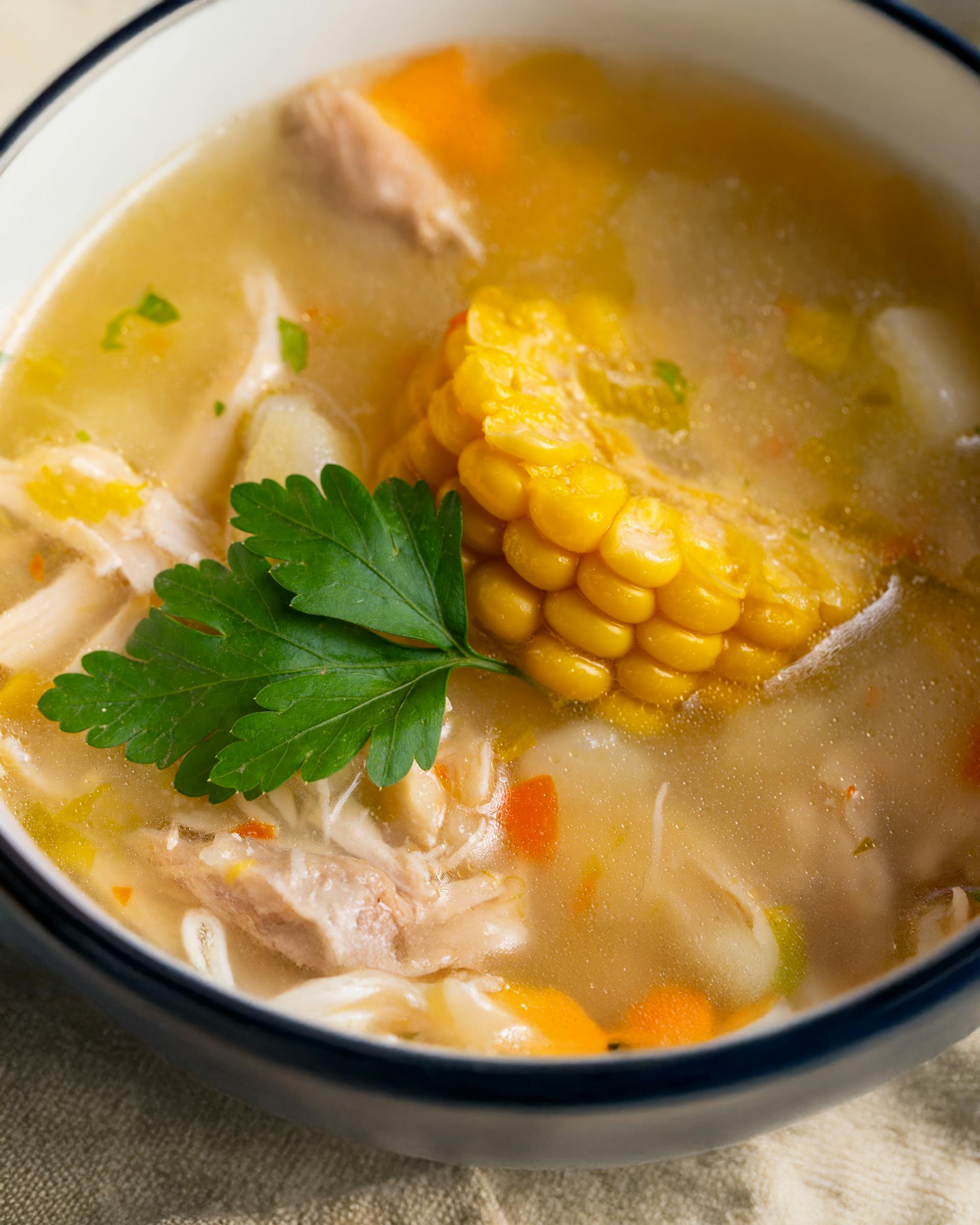 Sopa de pollo en un cuenco | Fuente: Pexels