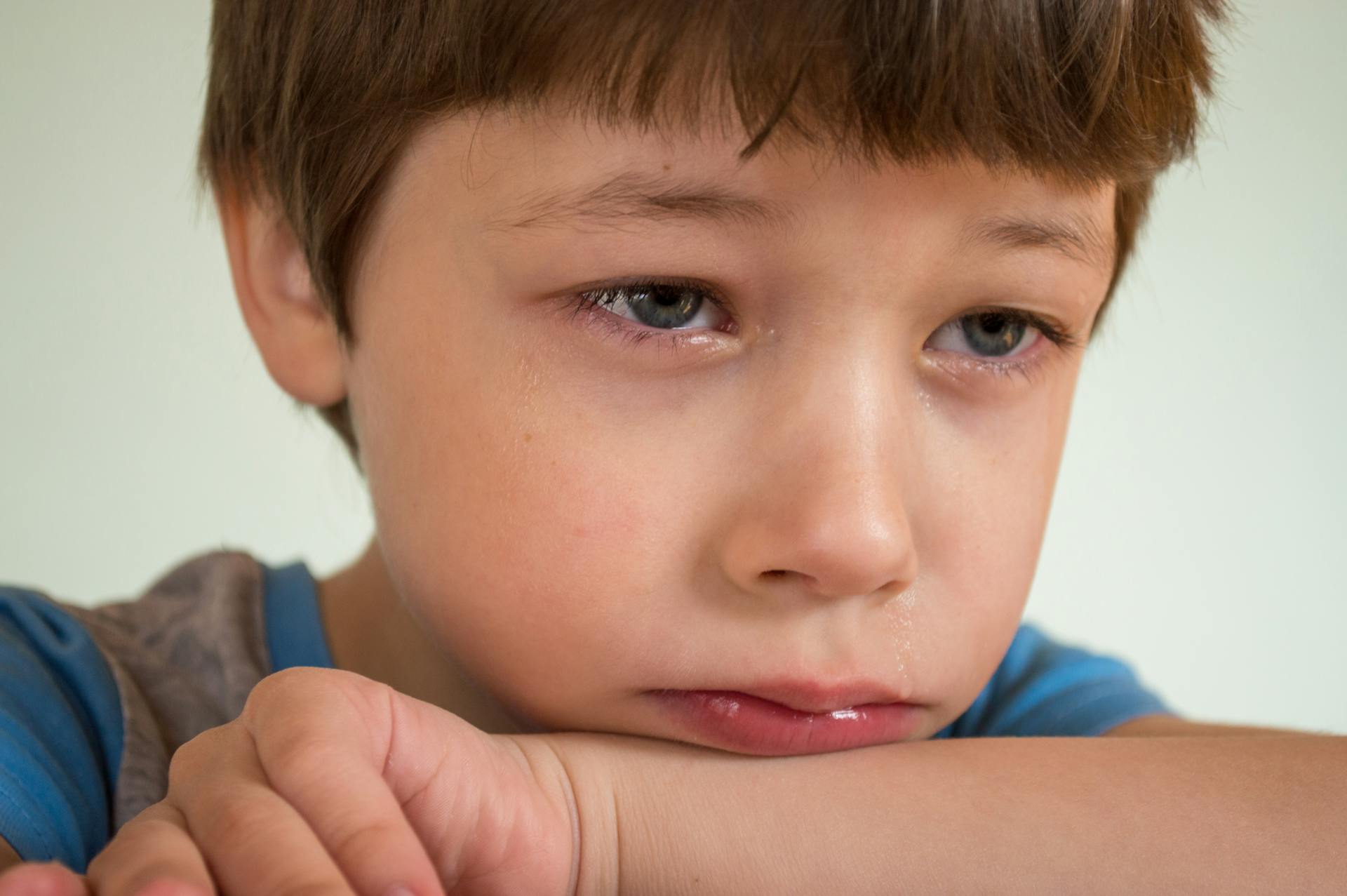 Un niño perdido en sus pensamientos | Fuente: Pexels