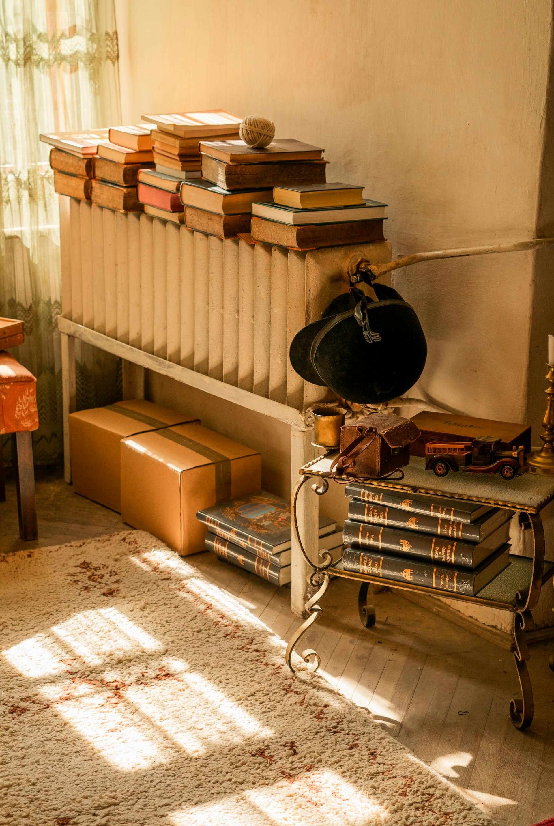 Pilas de libros y cajas viejas tiradas en la esquina de una habitación | Fuente: Pexels