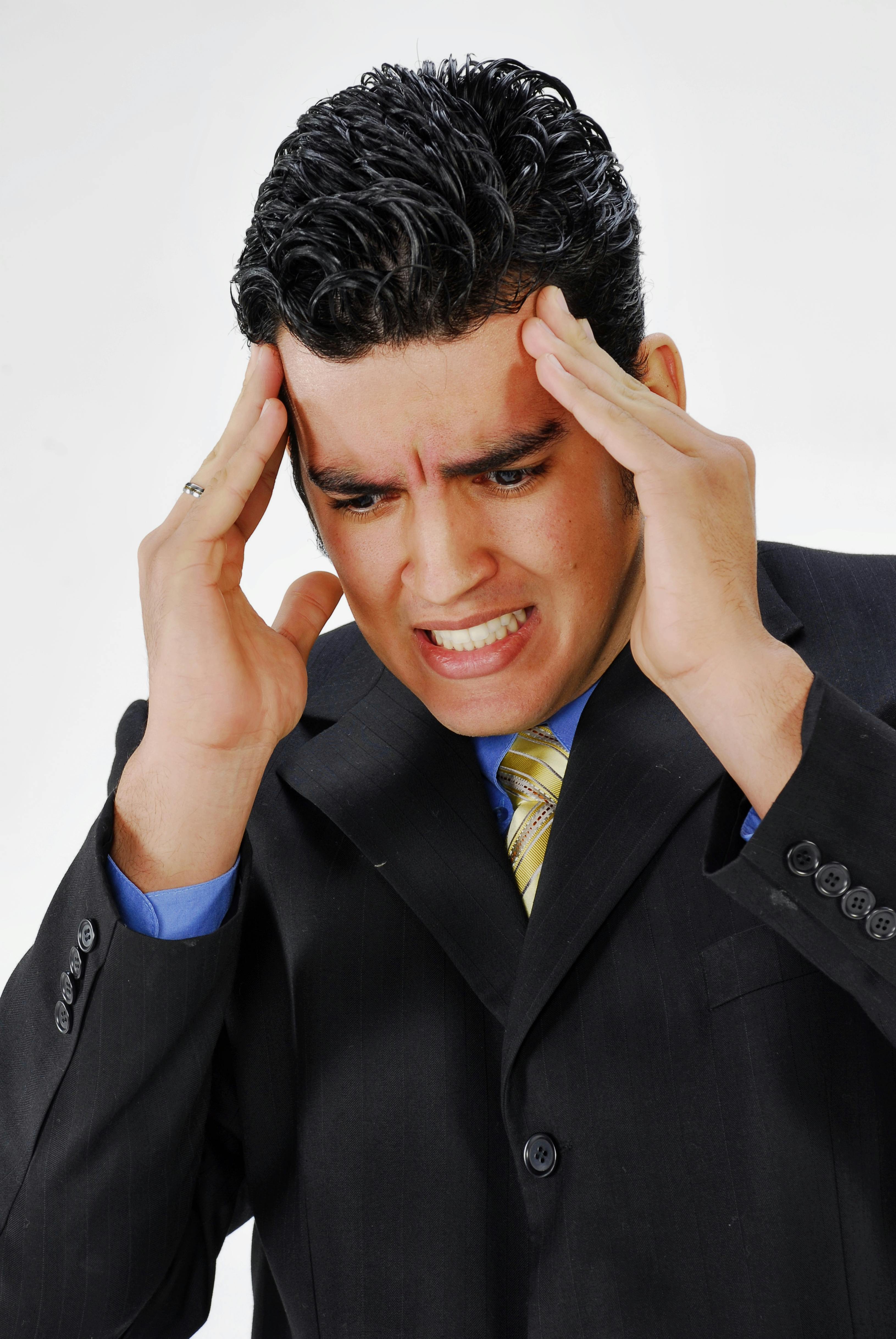 Un hombre alterado con los dientes apretados | Fuente: Pexels