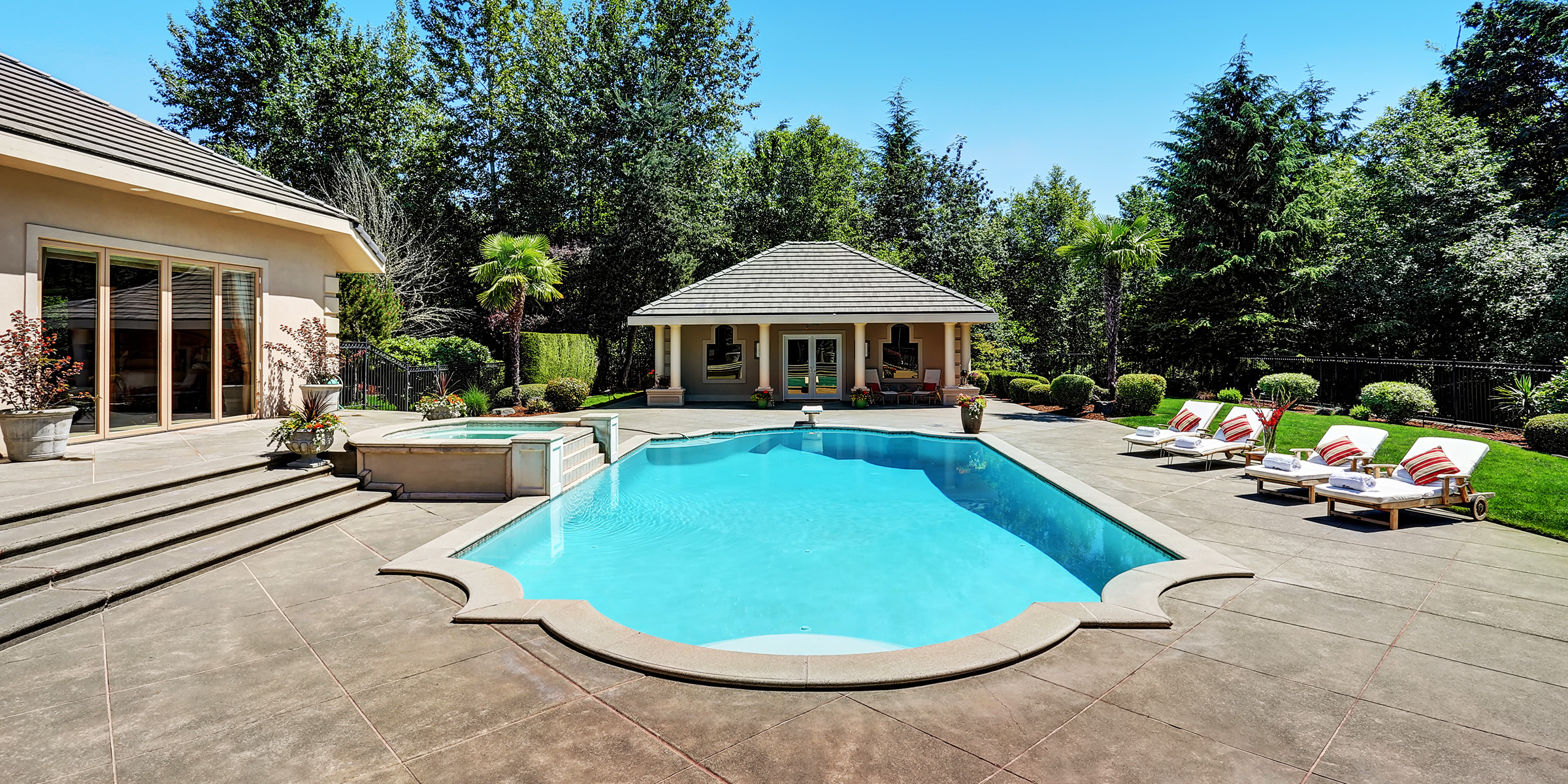 Una casa de lujo con piscina | Fuente: Shutterstock