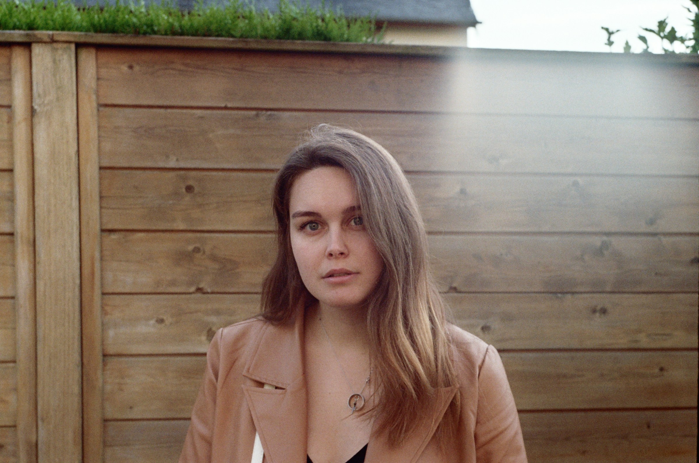 Una mujer sorprendida con un abrigo marrón | Fuente: Unsplash