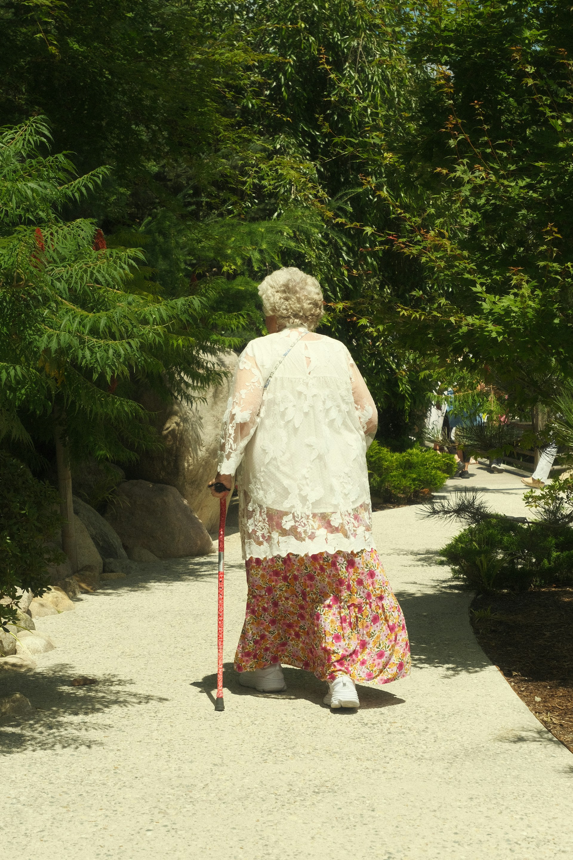 Una anciana caminando sobre una superficie de hormigón | Fuente: Unsplash