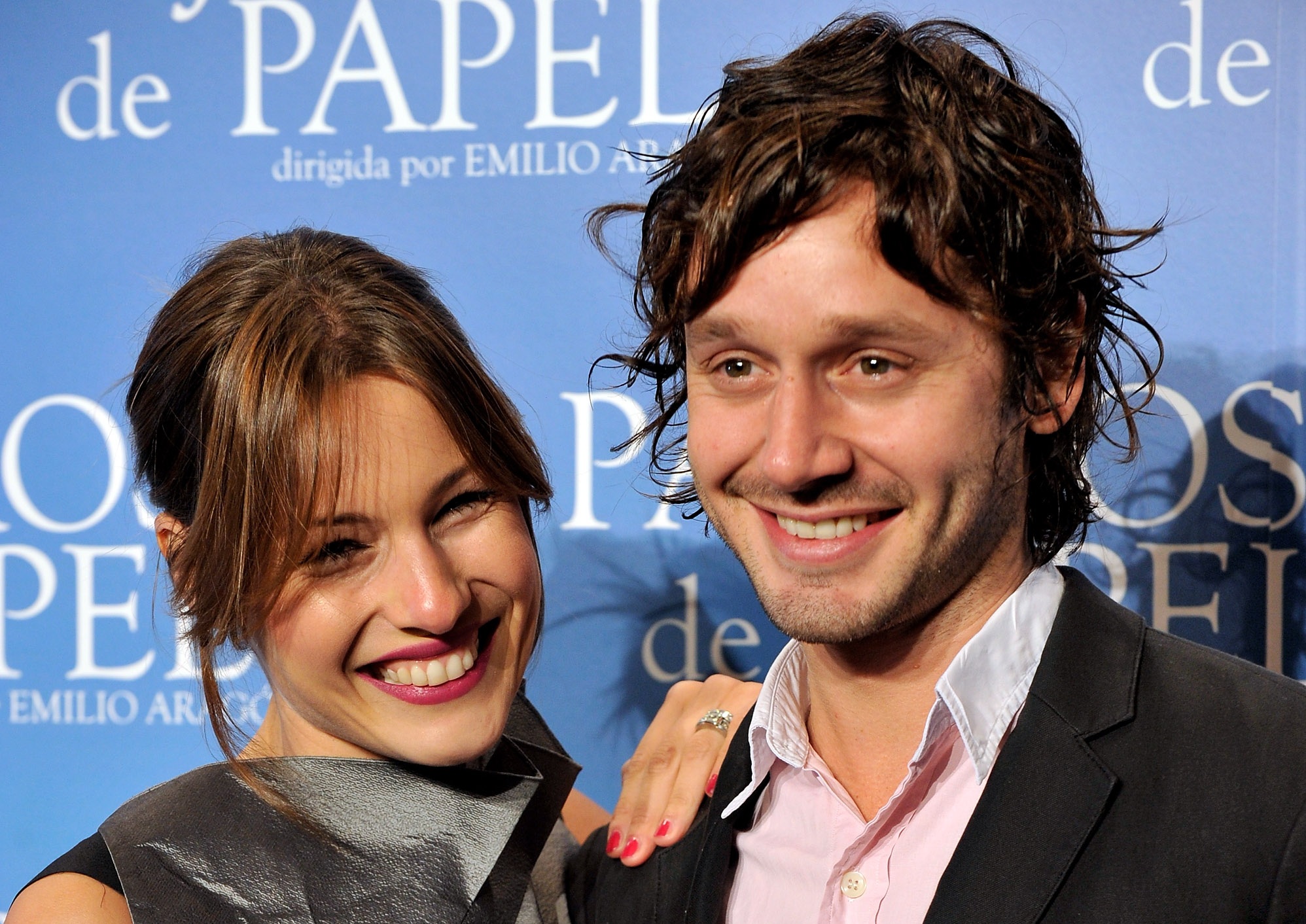 Pampita y Benjamín Vicuña asisten al estreno de "Pajaros de Papel" en el cine Kinepolis el 9 de marzo de 2010 en Madrid, España. | Fuente: Getty Images