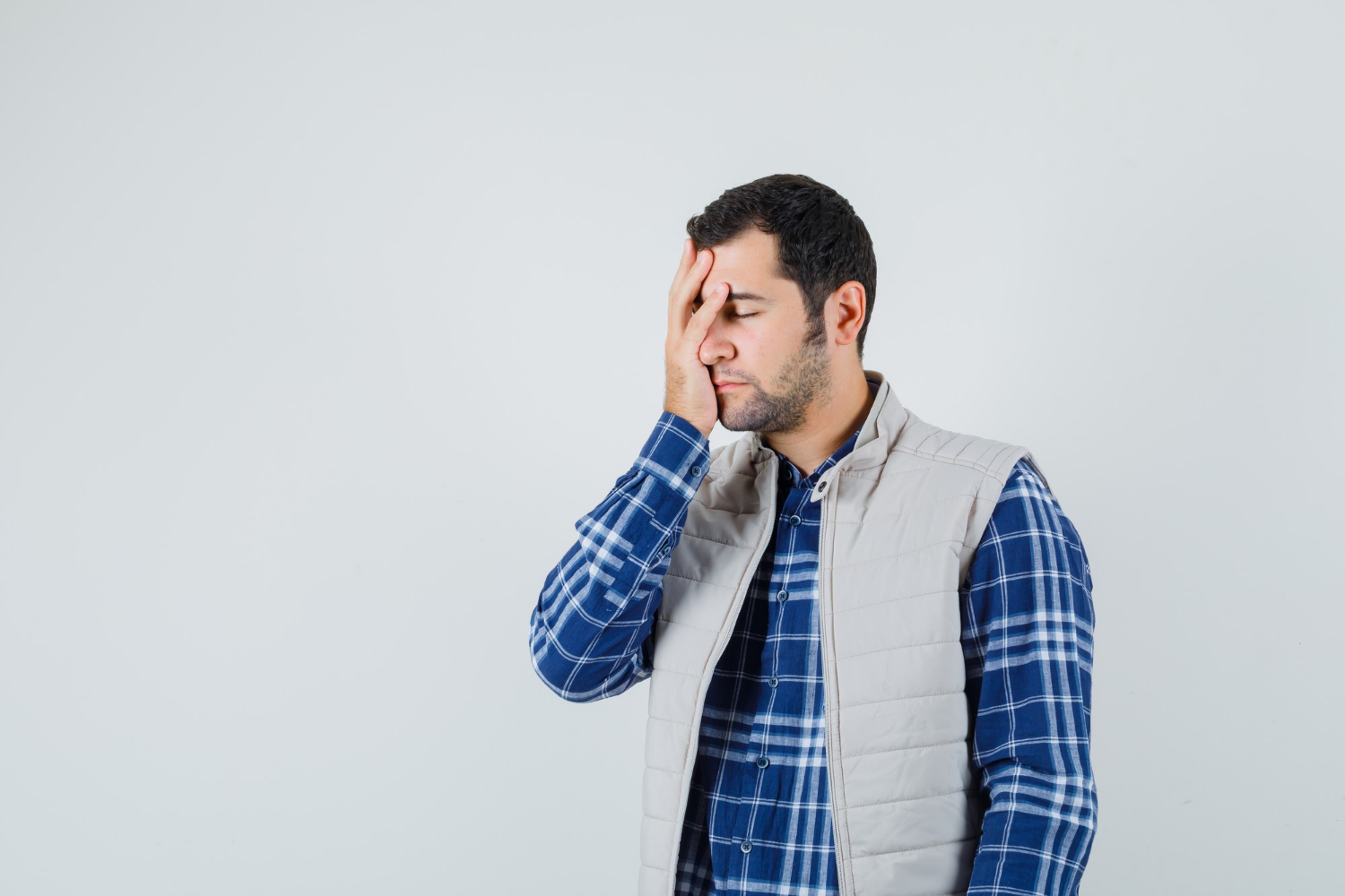 Un hombre angustiado | Fuente: Freepik