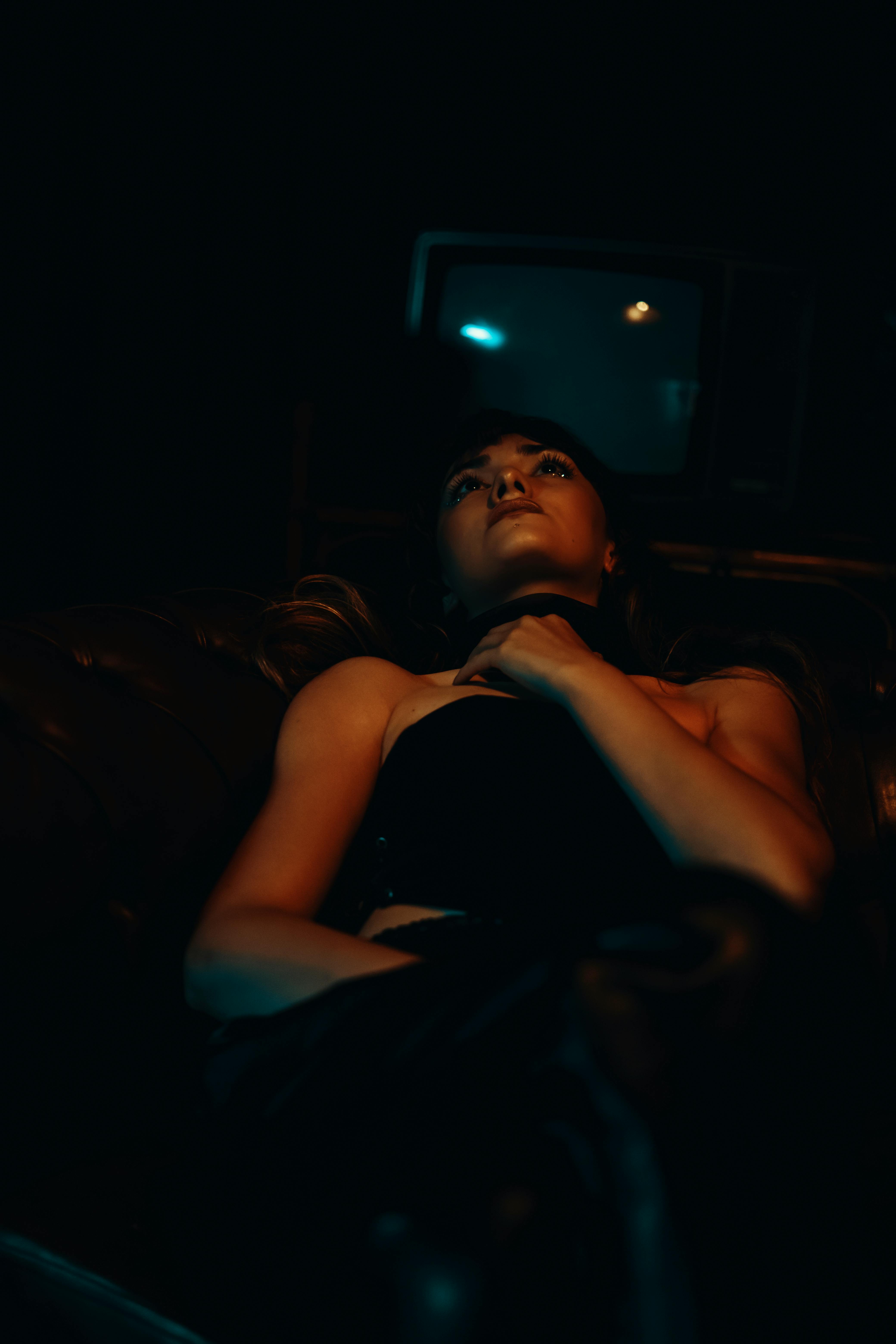 Una mujer emocional en una habitación oscura | Fuente: Pexels