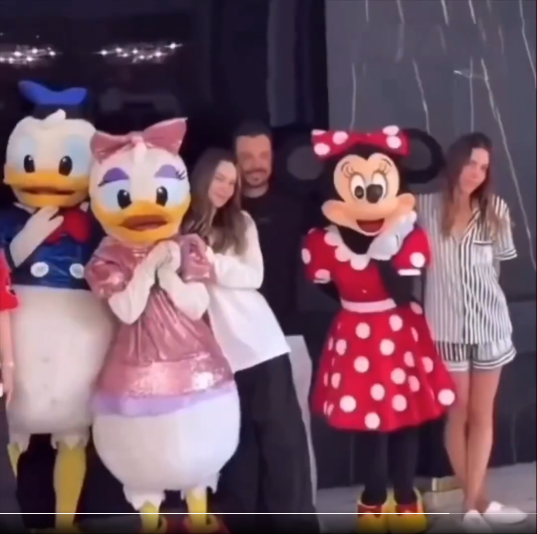 Belinda celebrando su cumpleaños en Disneyland junto a un hombre misterioso | Fuente: x.com/momentos_polmex