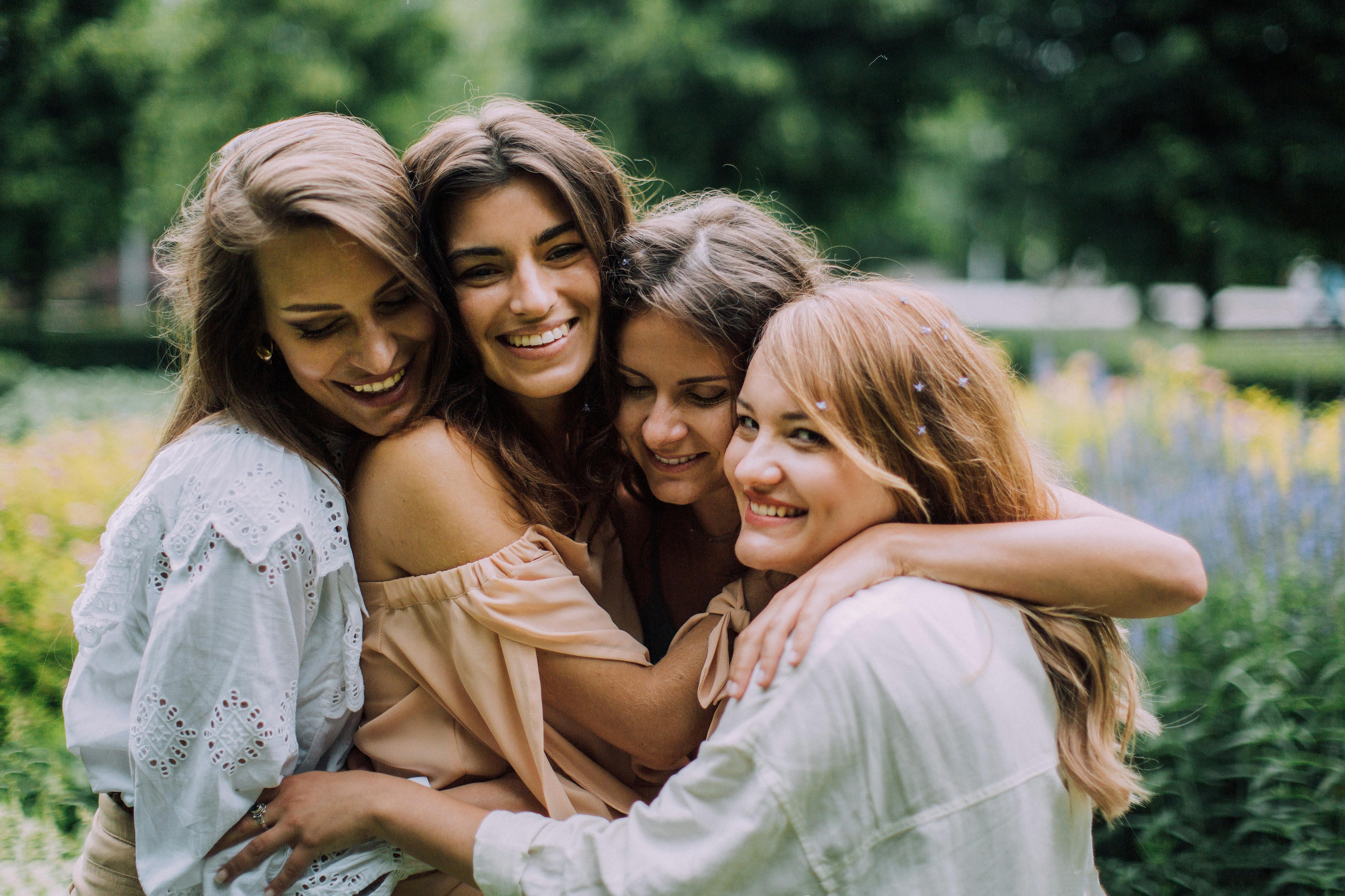 Un grupo de mujeres abrazándose | Fuente: Pexels