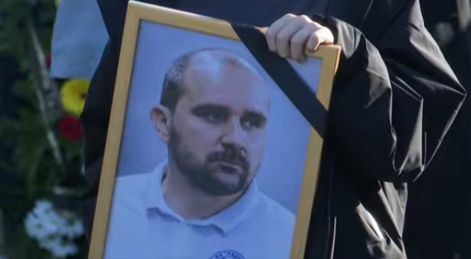 Seres queridos y seguidores de Mladen Zizovic muestran su duelo tras la pérdida del entrenador de fútbol. | Fuente: Youtube/BN TELEVIZIJA.