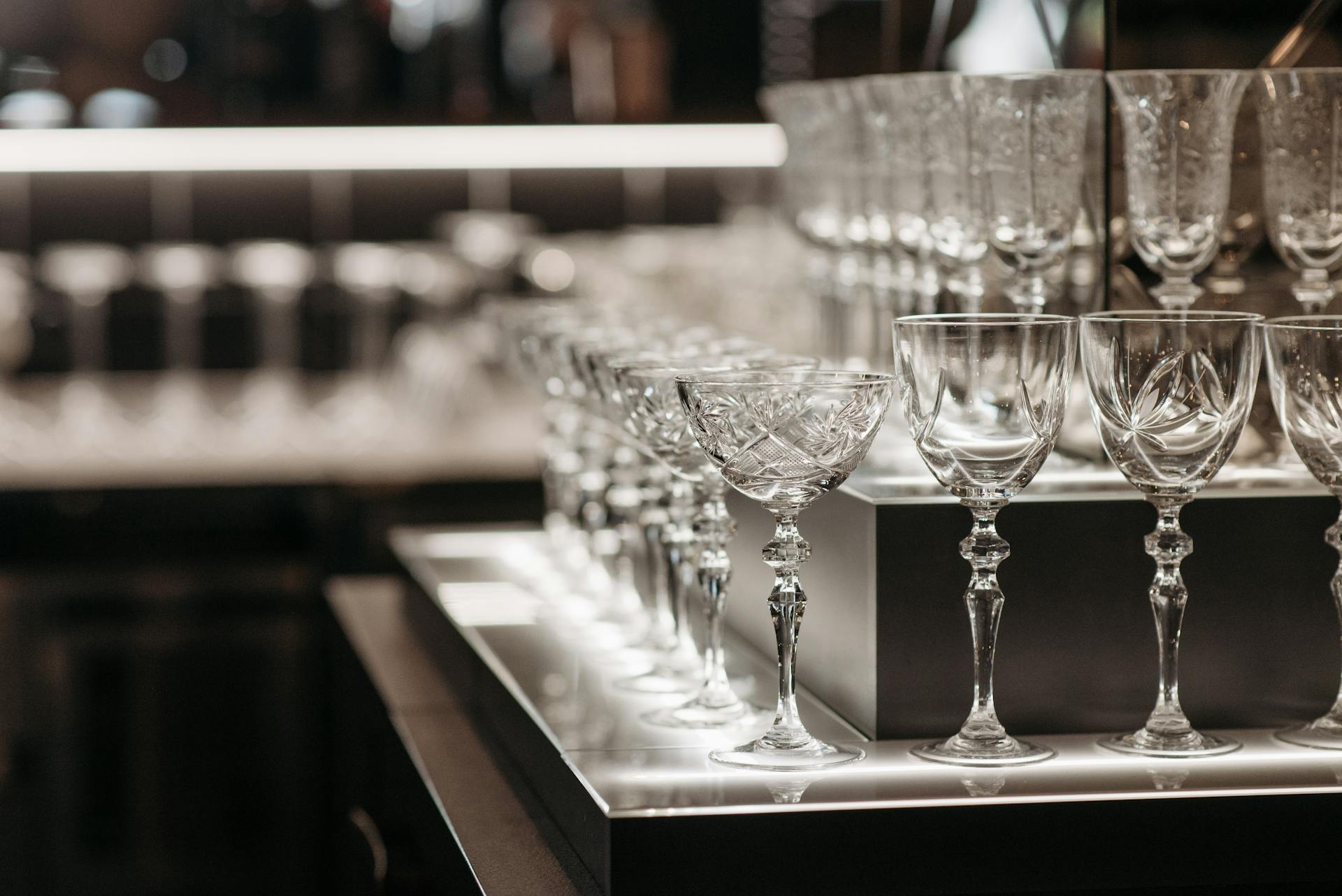 Un juego de copas de cristal sobre una mesa | Fuente: Pexels