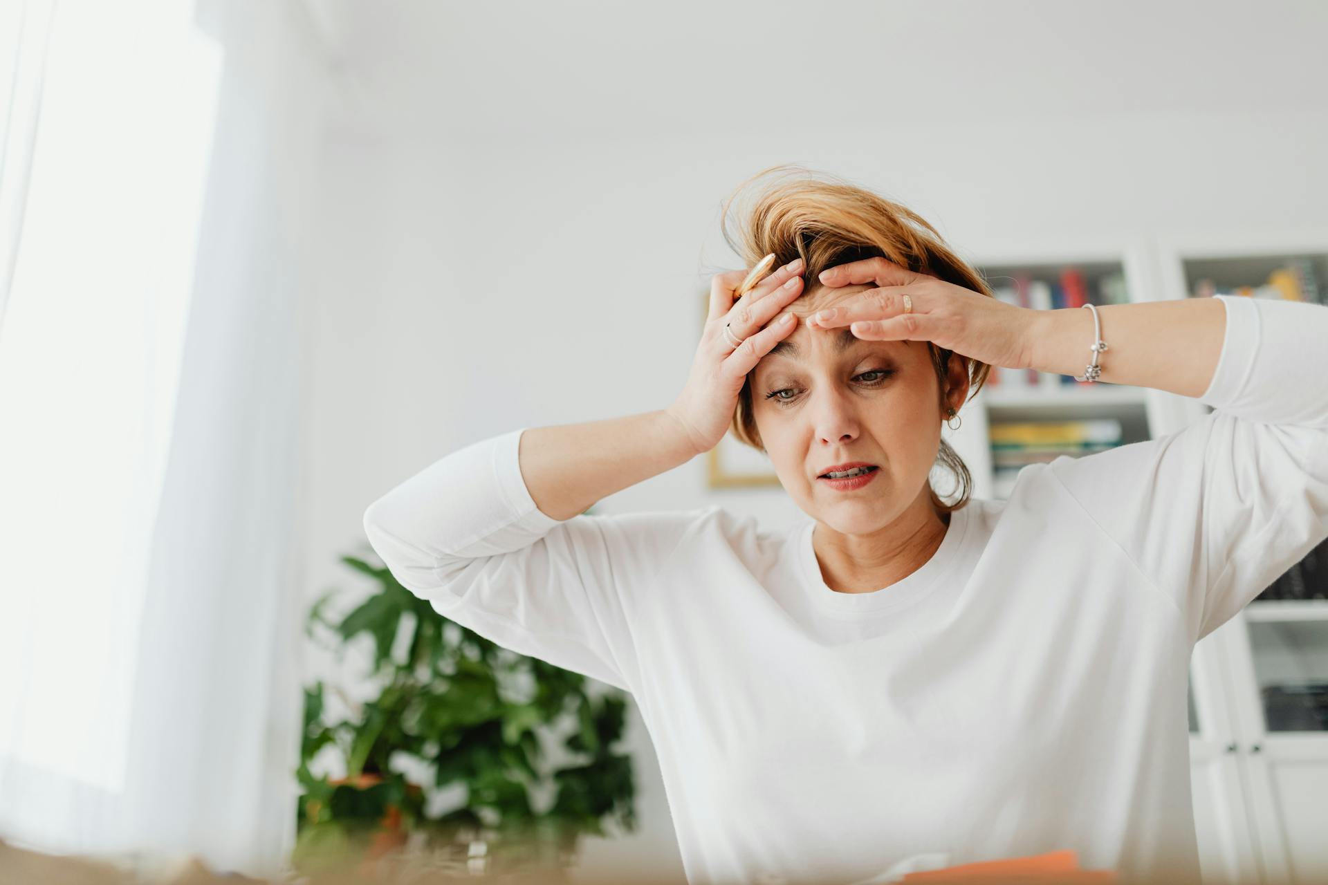 Una mujer preocupada | Fuente: Pexels