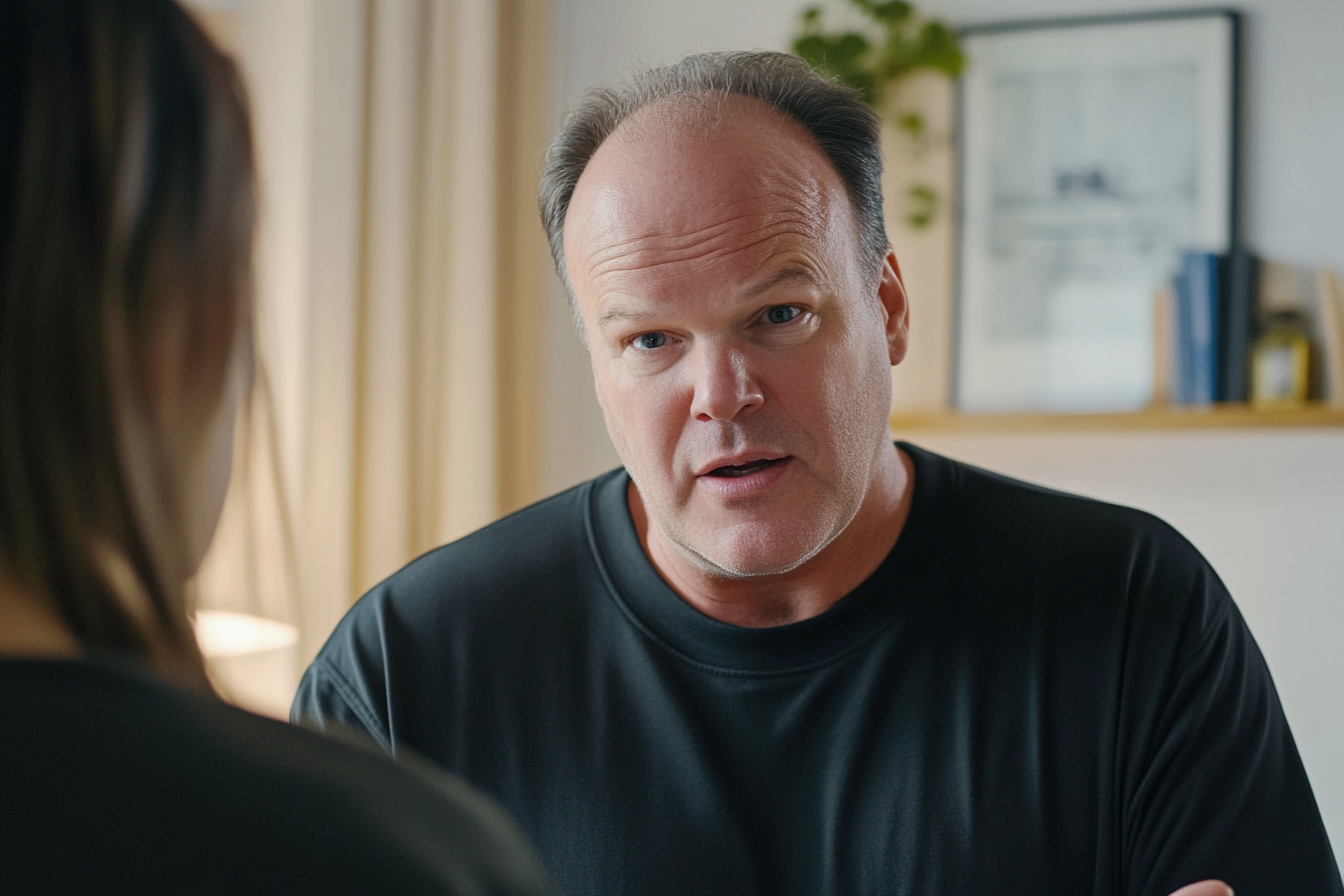 Un hombre mirando a su esposa | Fuente: Midjourney