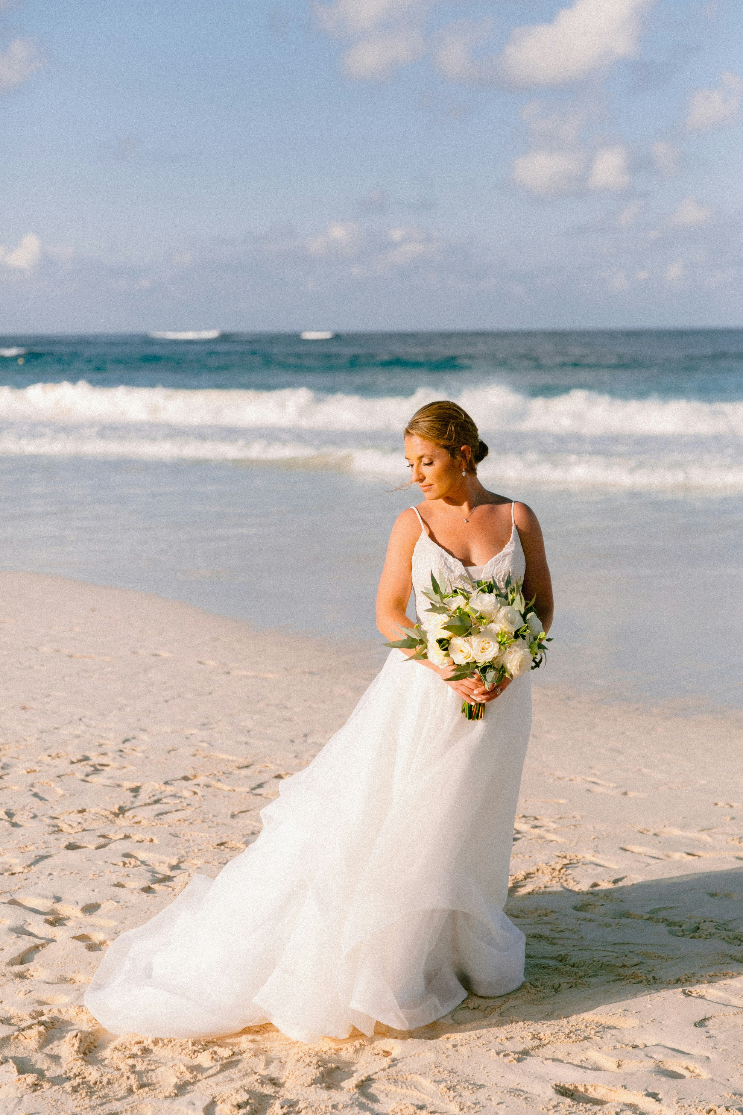 Novia de pie en una playa de arena | Fuente: Unsplash