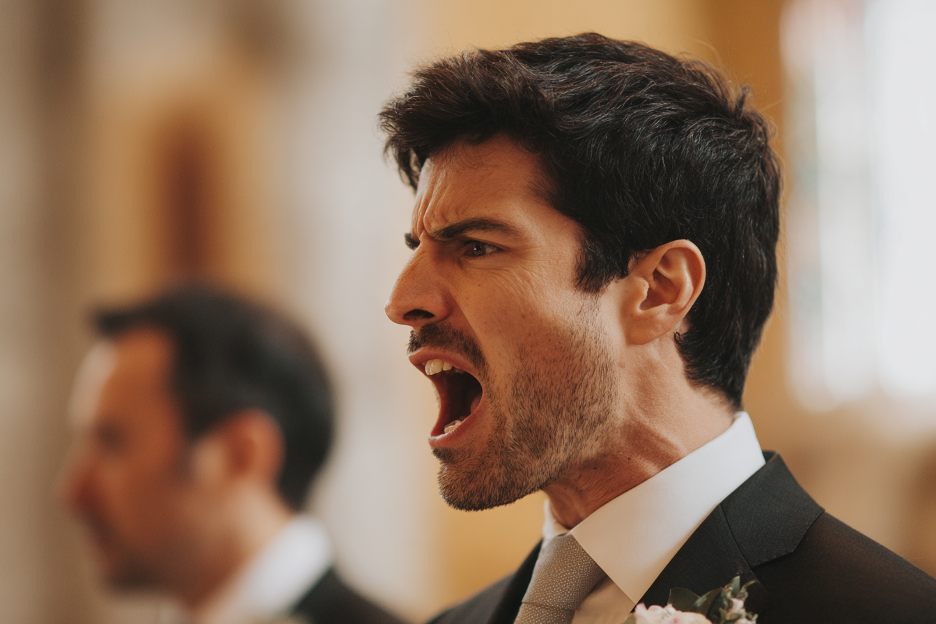 Un novio gritando | Fuente: Midjourney