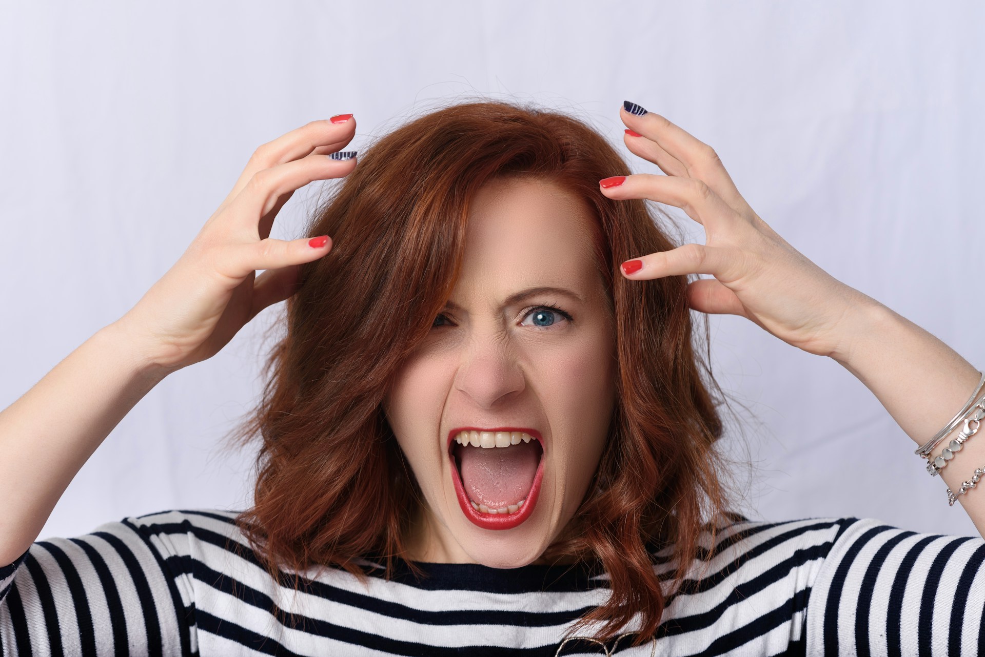 Una mujer enfadada gritando a alguien | Fuente: Unsplash