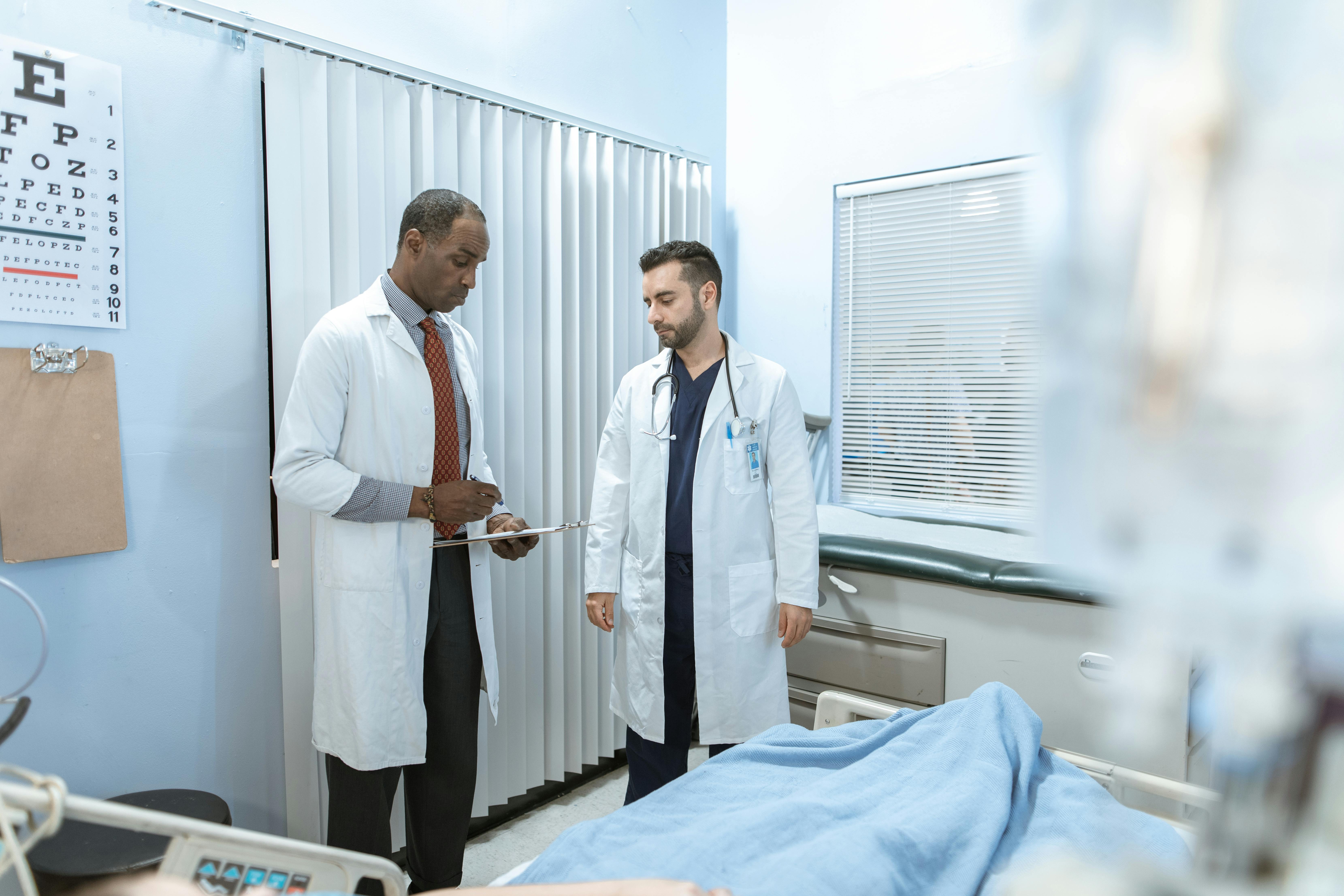 Médicos hablando con un paciente | Fuente: Pexels