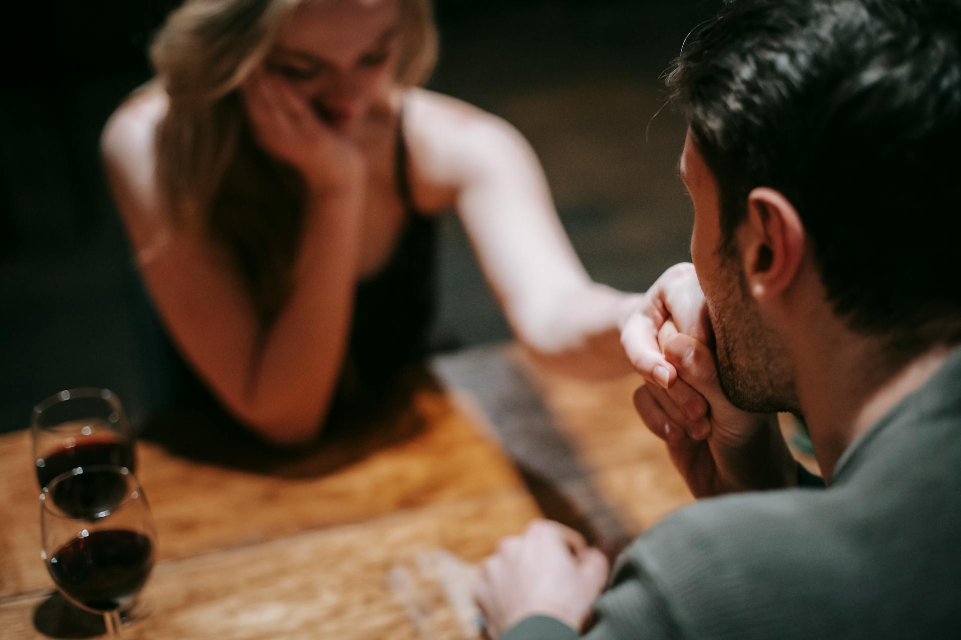 Un hombre besa a su pareja en la mano | Fuente: Pexels