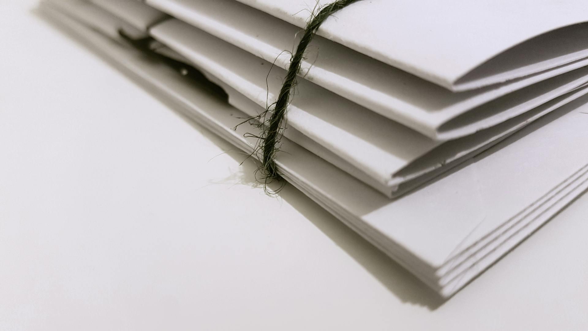 Carpetas sobre una mesa | Fuente: Pexels