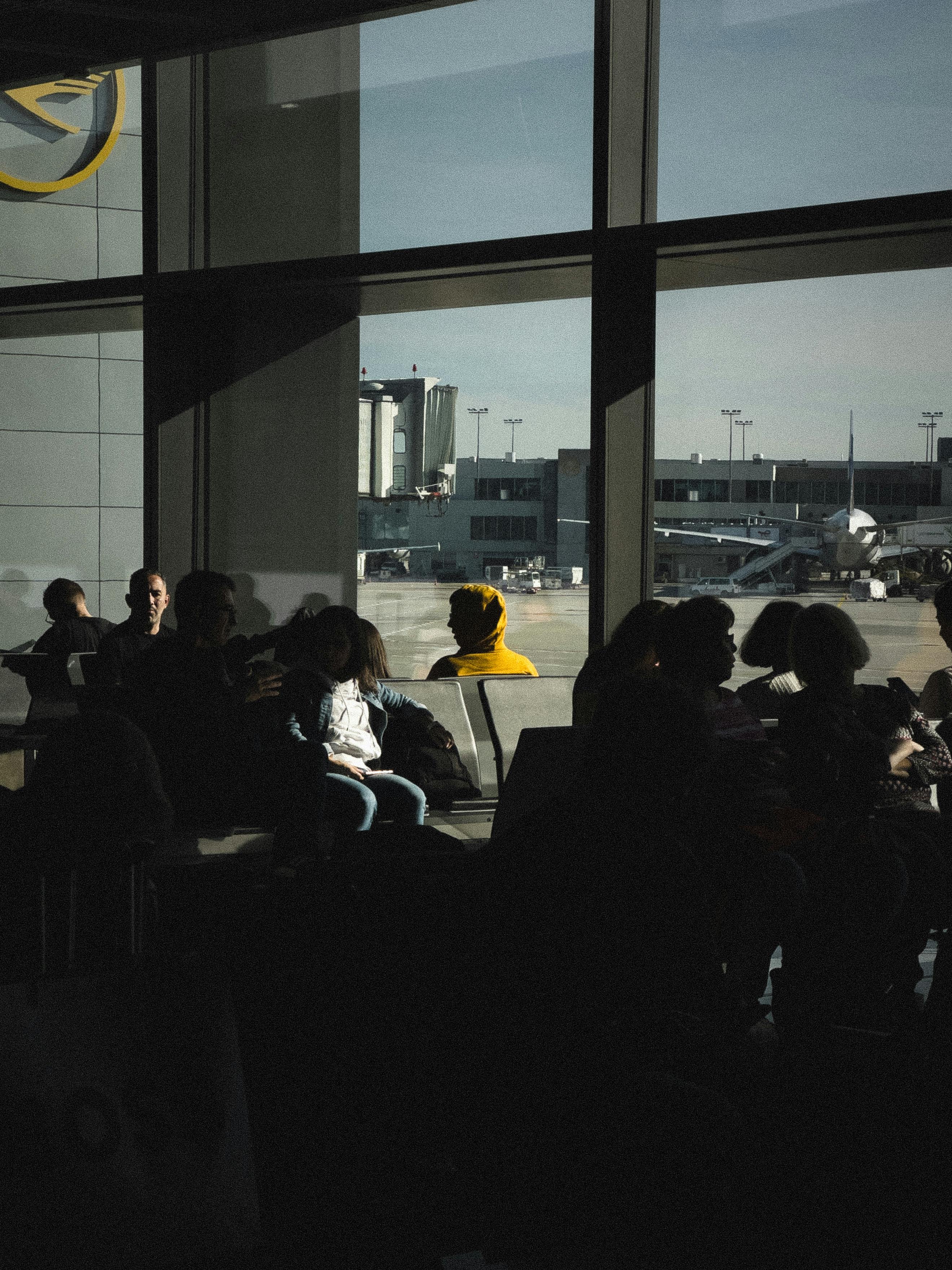 Gente sentada en un aeropuerto | Fuente: Pexels
