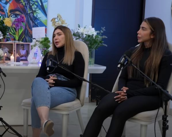 La madre y la hermana de B King durante la entrevista | Fuente: YouTube/MasAlladelSilencioPodcast