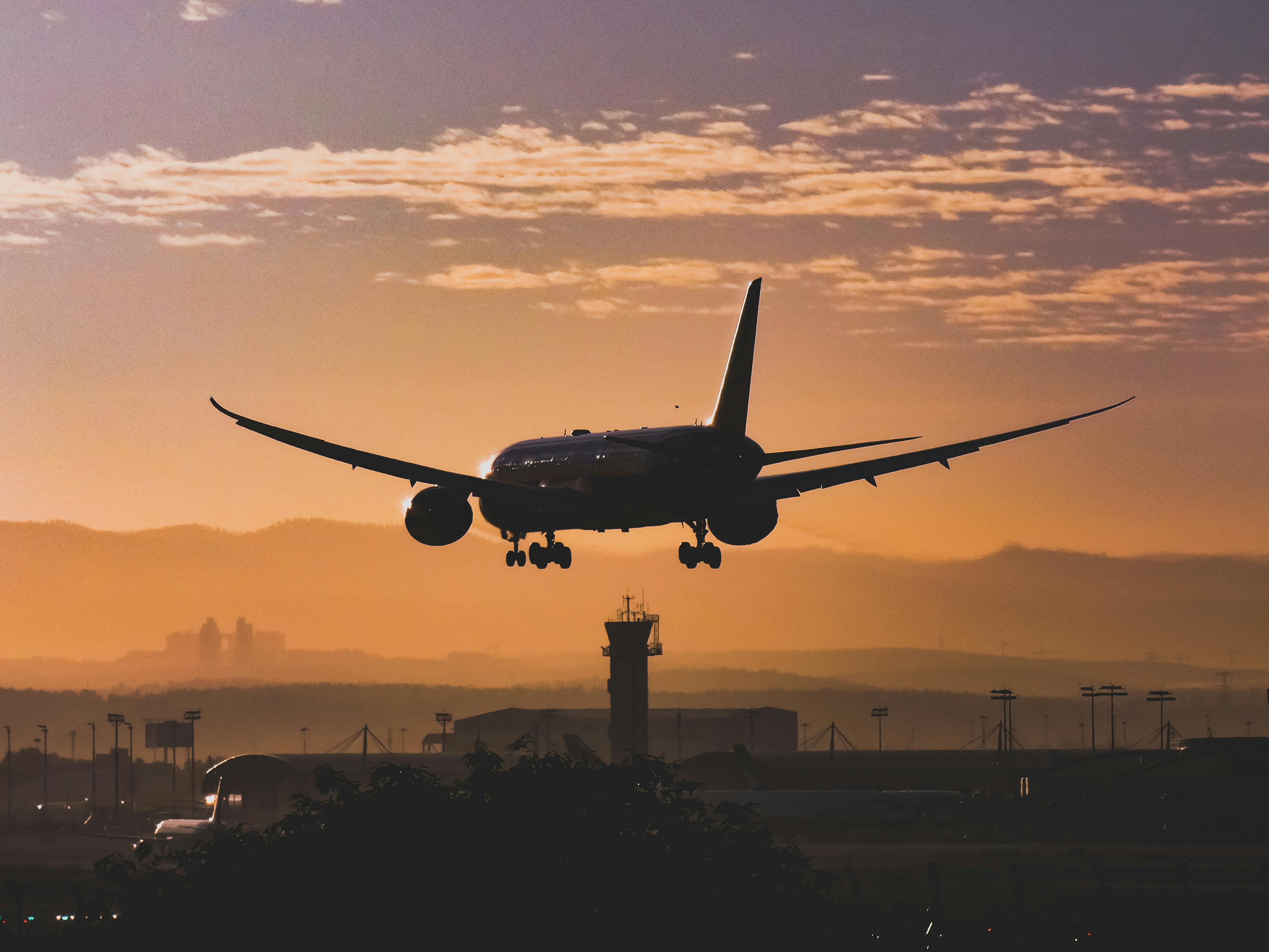 Avión aterrizando durante la puesta de sol | Fuente: Pexels