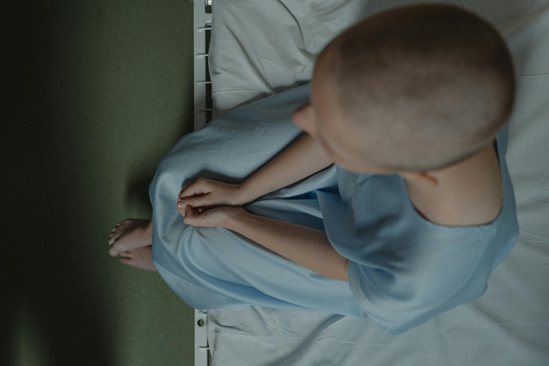 Un enfermo de cáncer sentado en la sala de un hospital | Fuente: Pexels