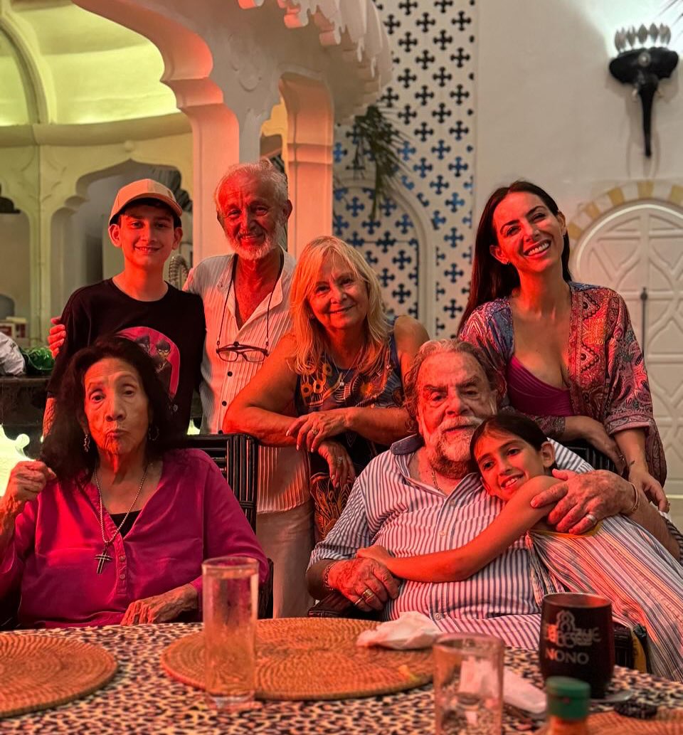 Claudia Lizaldi junto a su suegro Cayetano Moctezuma y su familia | Fuente: Instagram/claudializaldi