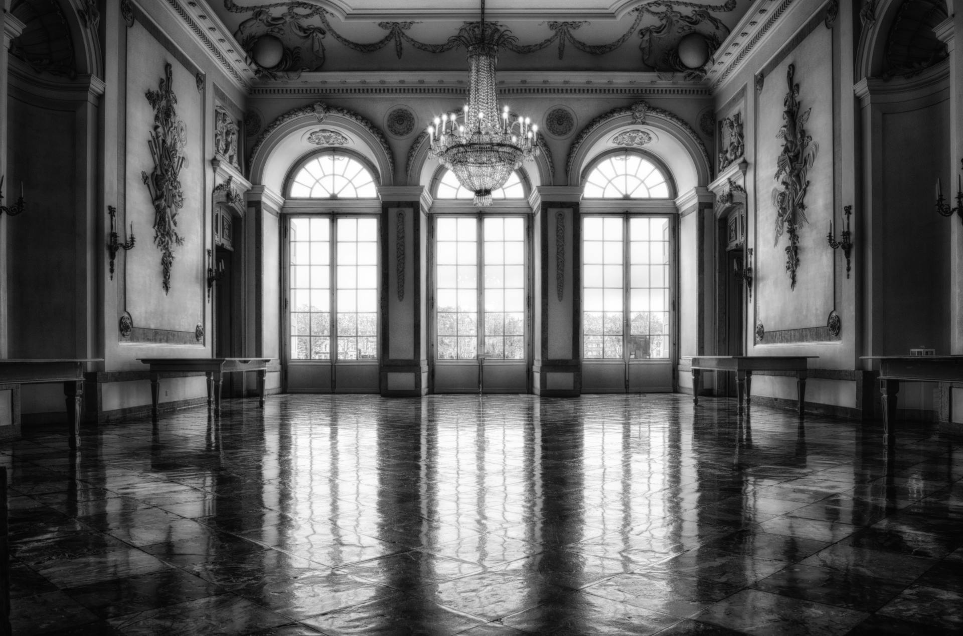 Una foto en escala de grises del interior de un edificio | Fuente: Pexels