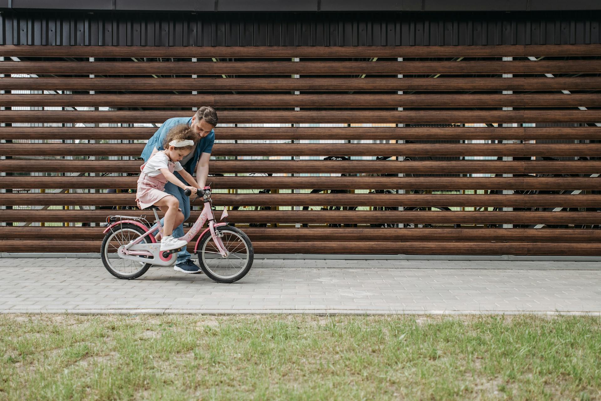 Una niña aprendiendo a montar en bicicleta | Fuente: Pexels