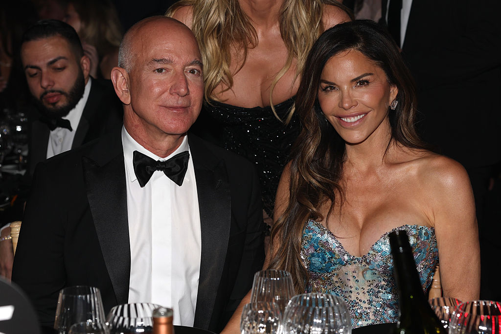 Jeff Bezos y Lauren Sánchez asisten a la gala amfAR Cannes 2025, presentada por Chopard, en el Hotel du Cap-Eden-Roc el 22 de mayo de 2025 en Cap d'Antibes, Francia. | Foto: Getty Images