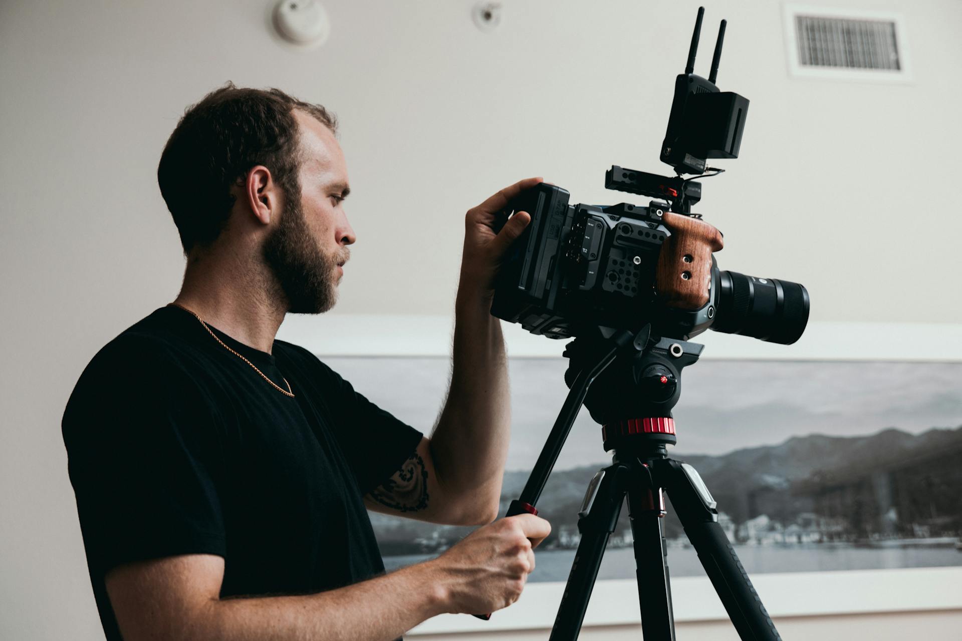 Un hombre grabando un vídeo | Fuente: Pexels