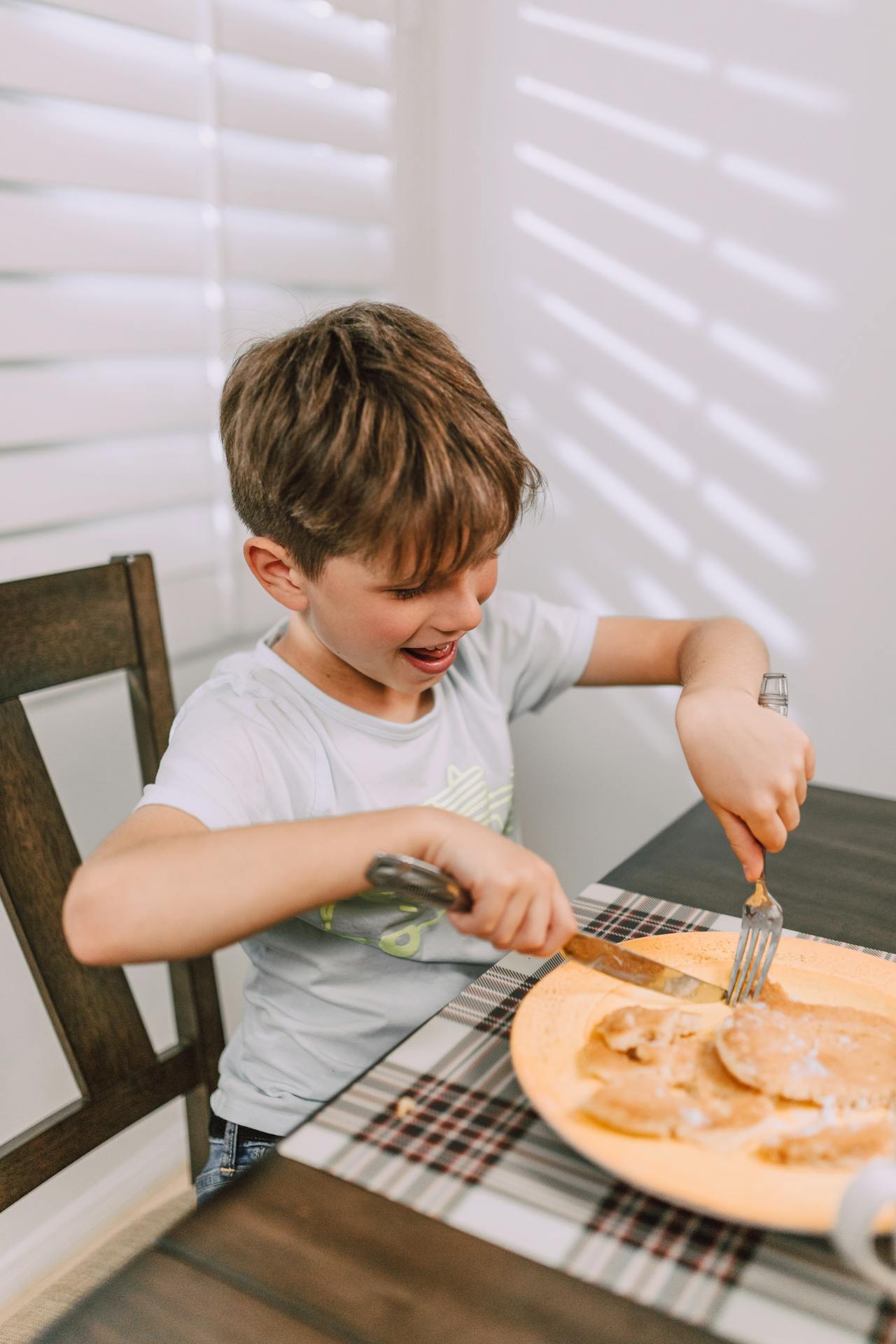 Un niño comiendo su comida | Fuente: Pexels