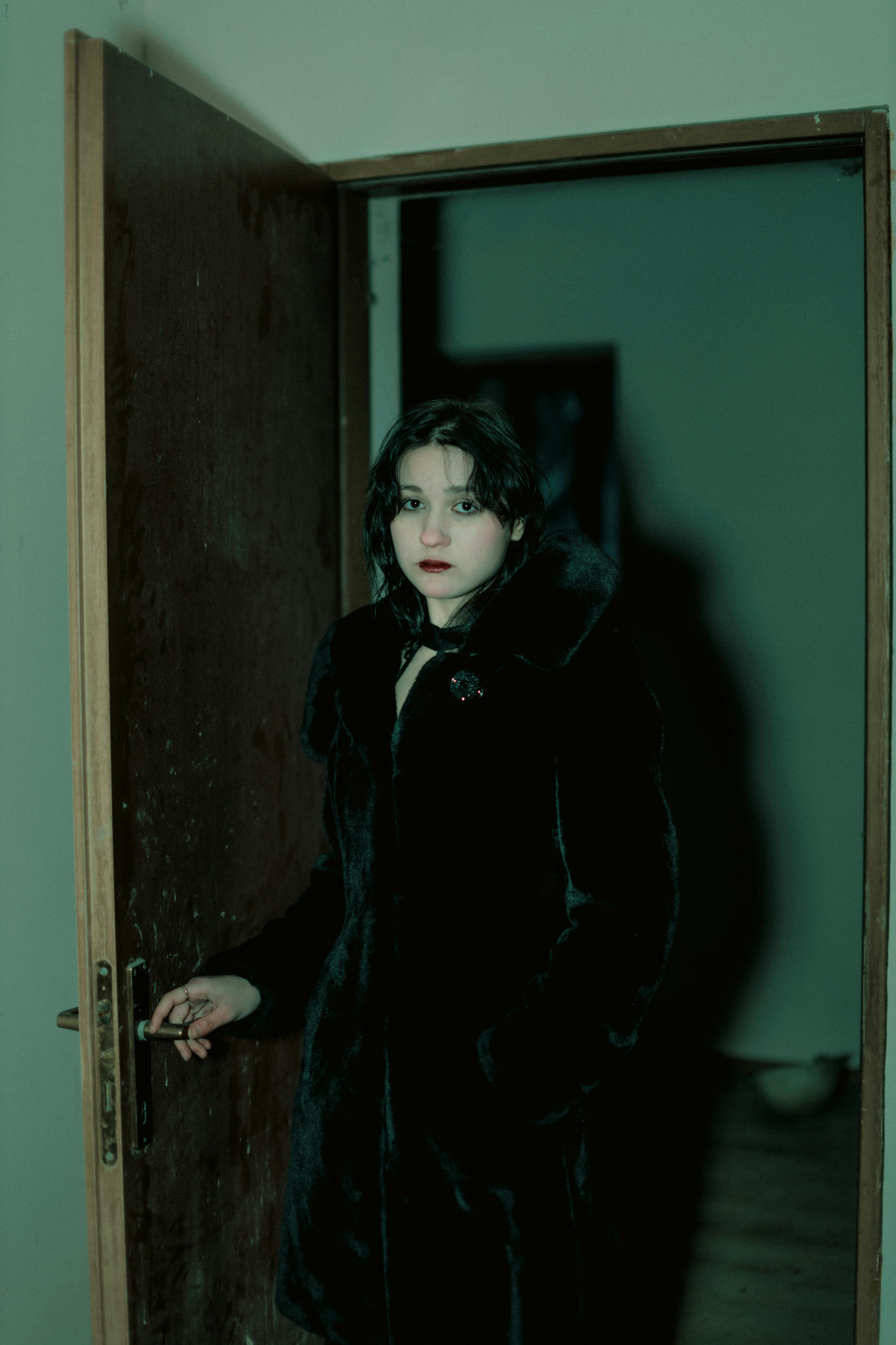 Mujer de pie junto a la puerta | Fuente: Pexels