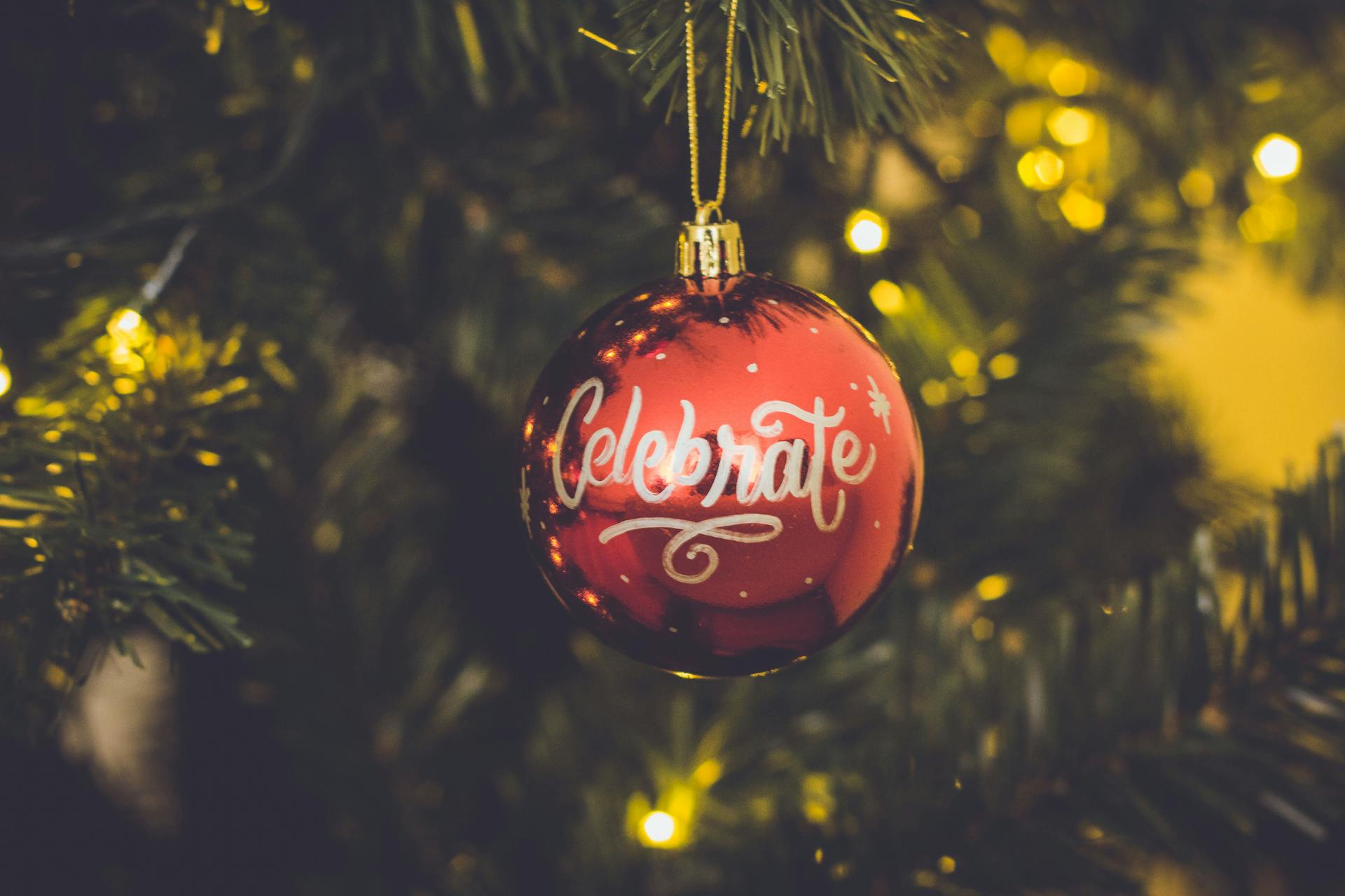 Una chuchería en un árbol de Navidad | Fuente: Pexels