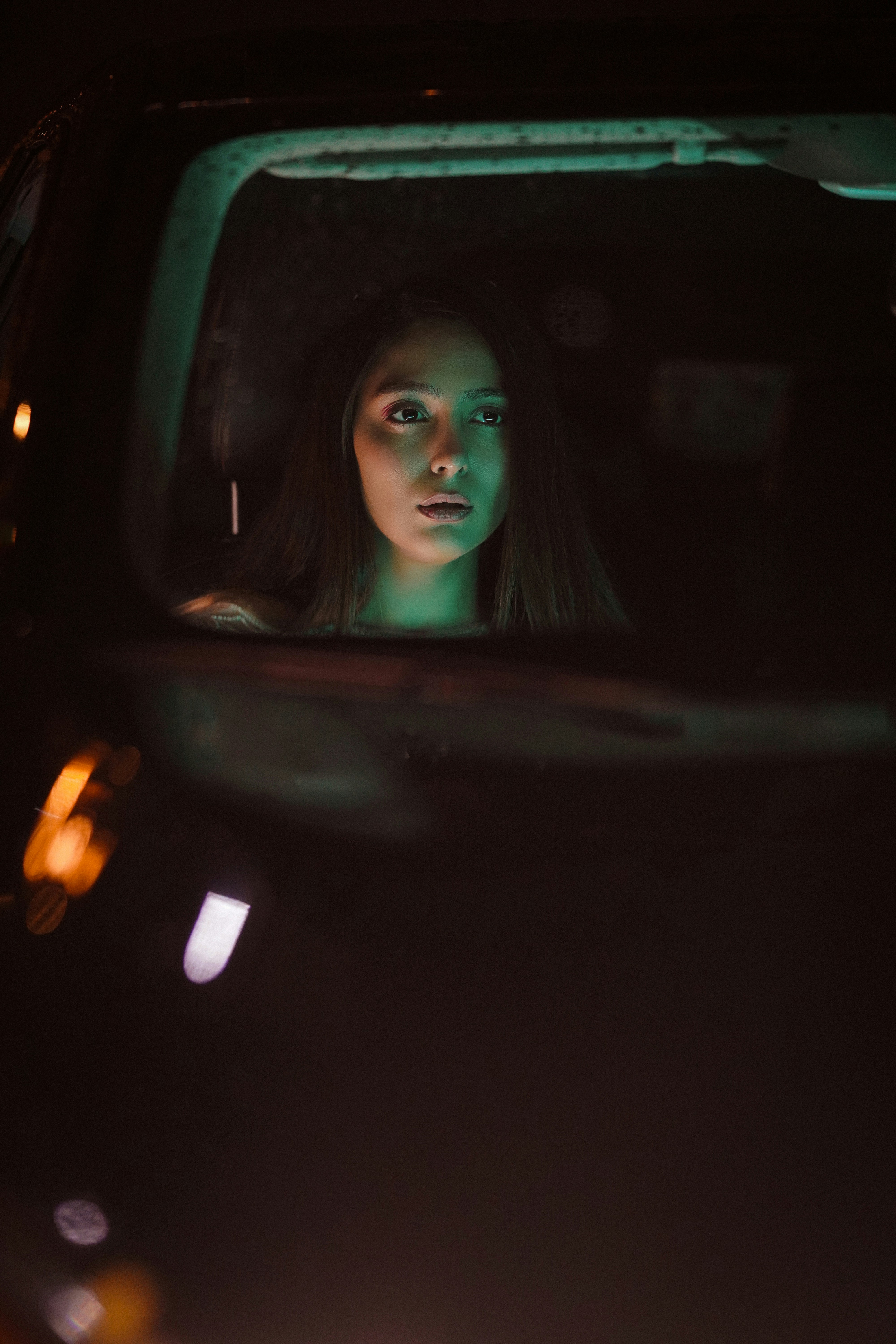 Una mujer con la mirada perdida sentada en un automóvil | Fuente: Unsplash