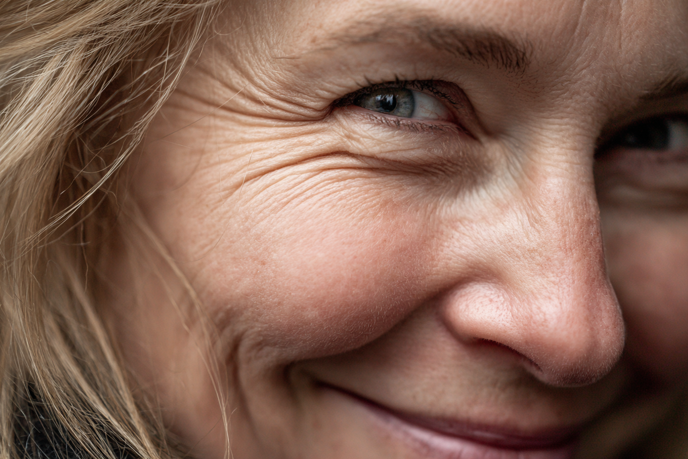 Una mujer con una sonrisa juguetona | Fuente: Midjourney