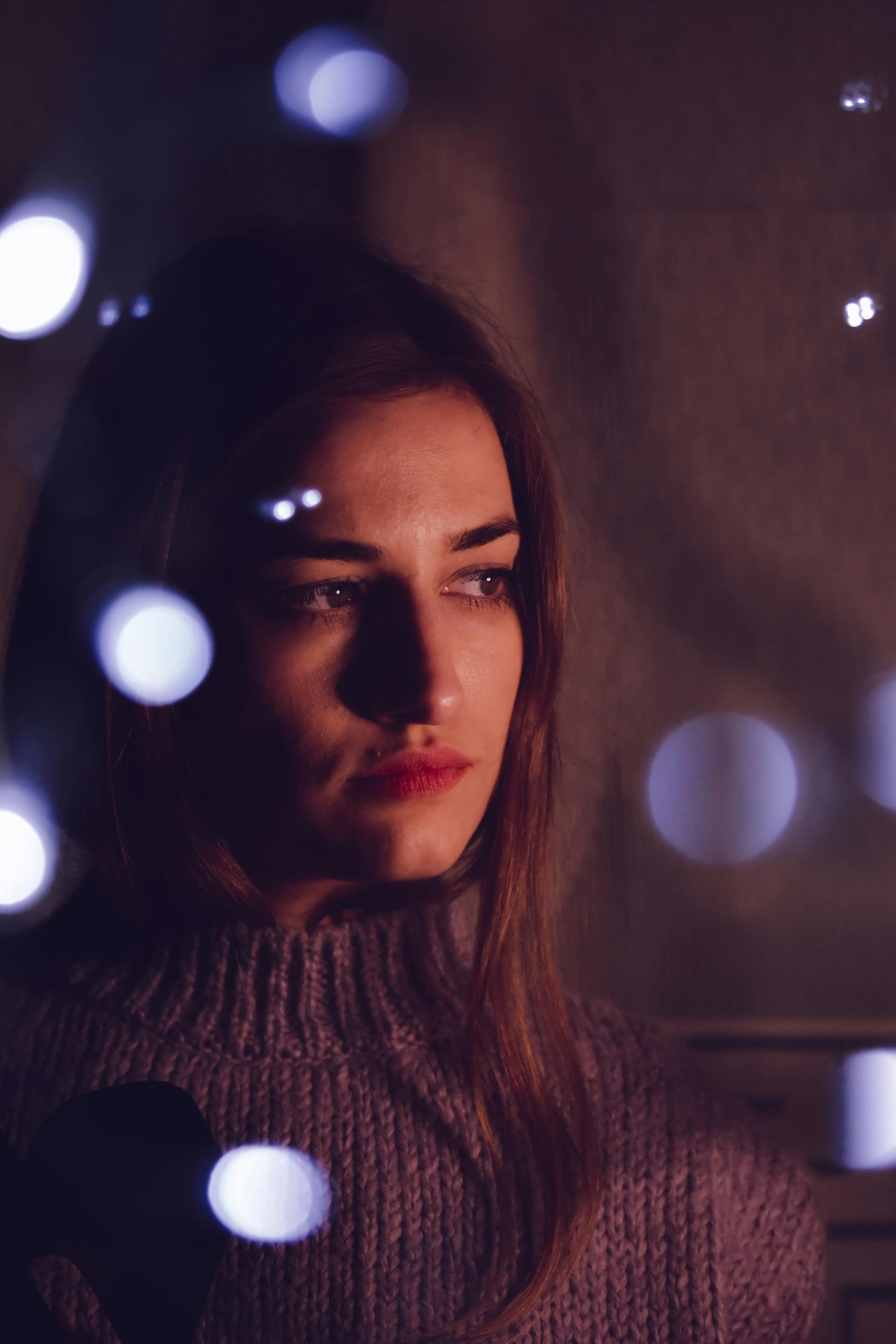 Una mujer mirando fijamente a alguien | Fuente: Pexels