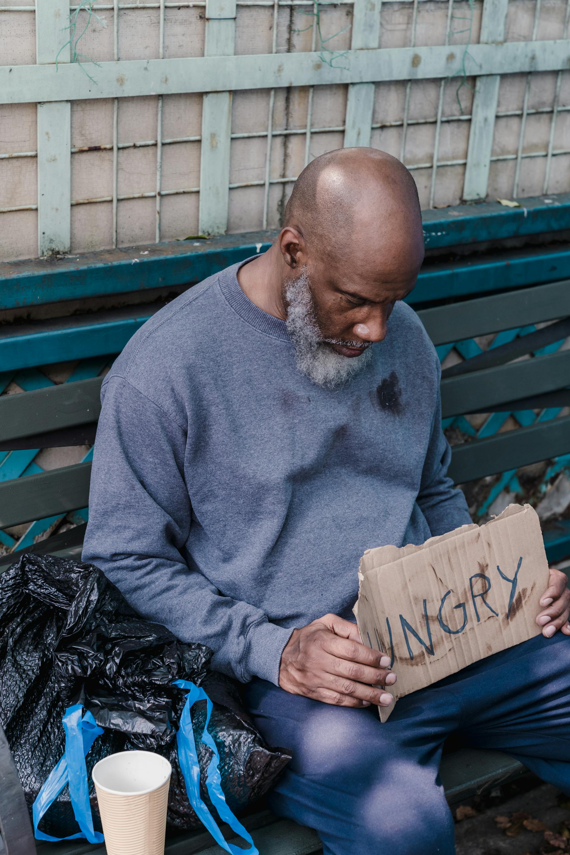 Un vagabundo hambriento | Fuente: Pexels