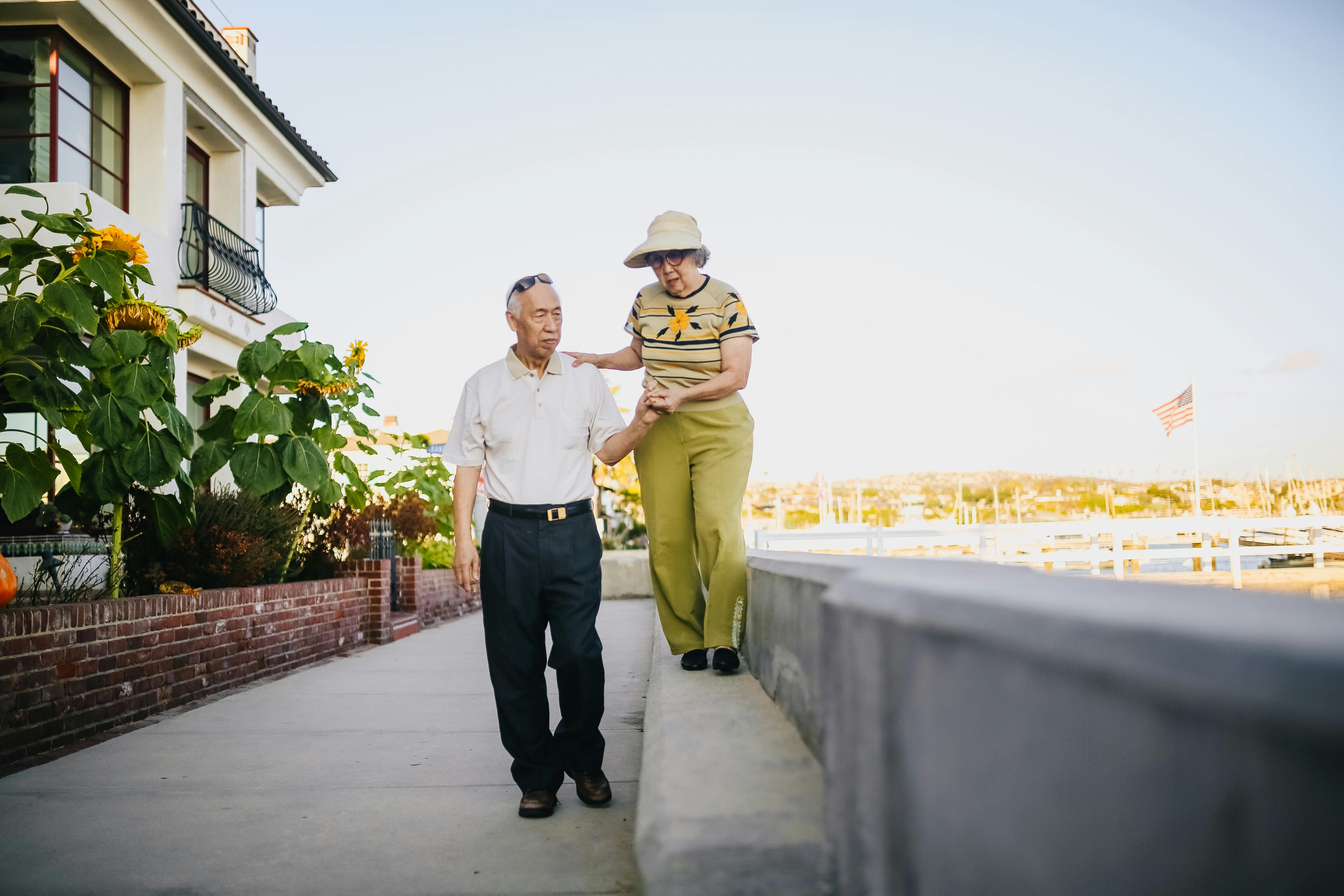 Pareja de ancianos paseando | Fuente: Pexels