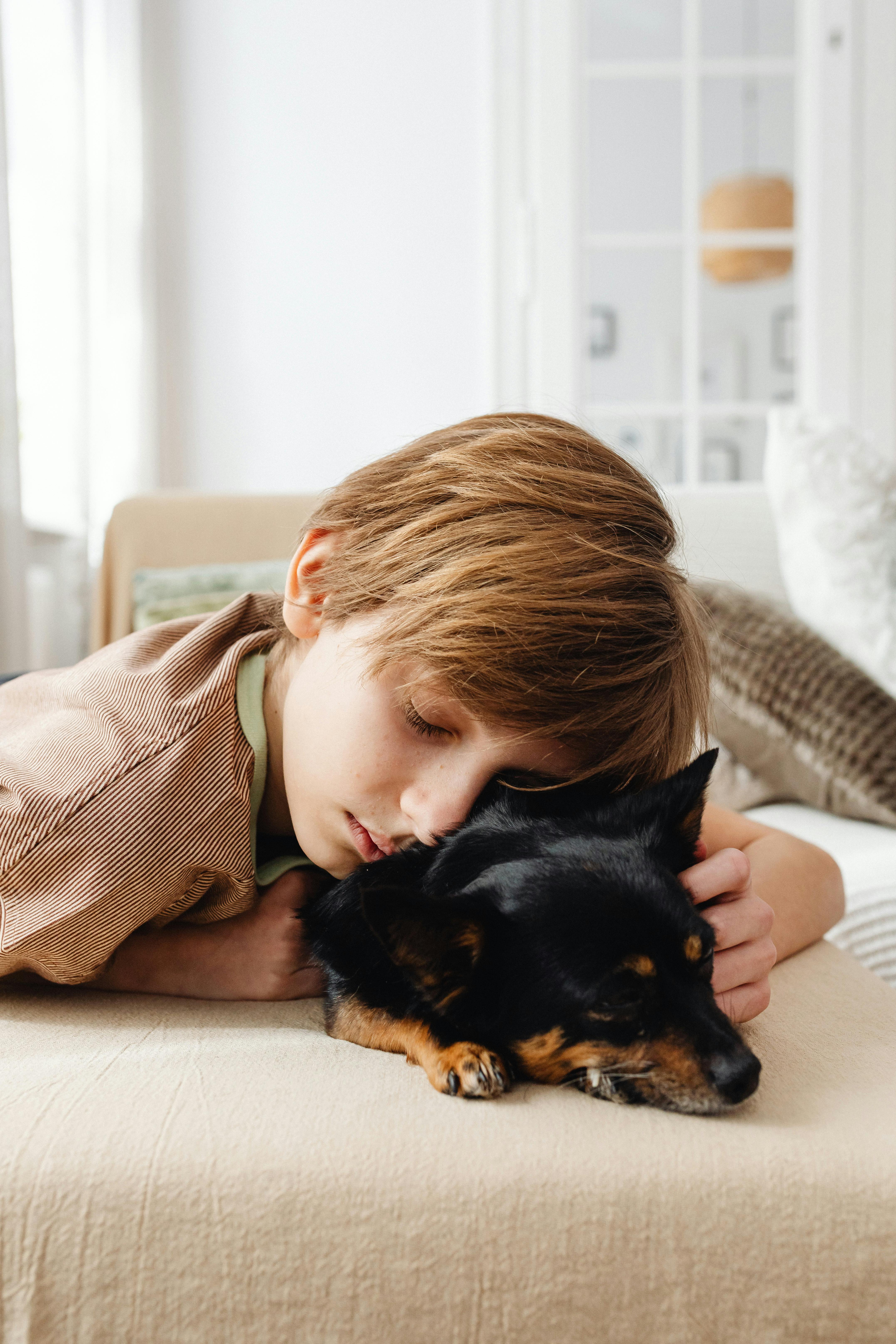 Un niño y un perro durmiendo | Fuente: Pexels