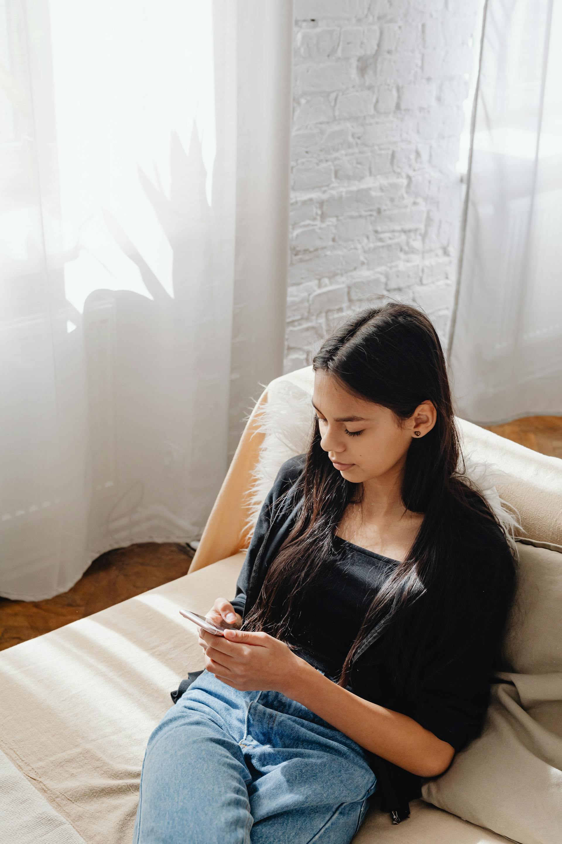 Una mujer utilizando su teléfono móvil | Fuente: Pexels