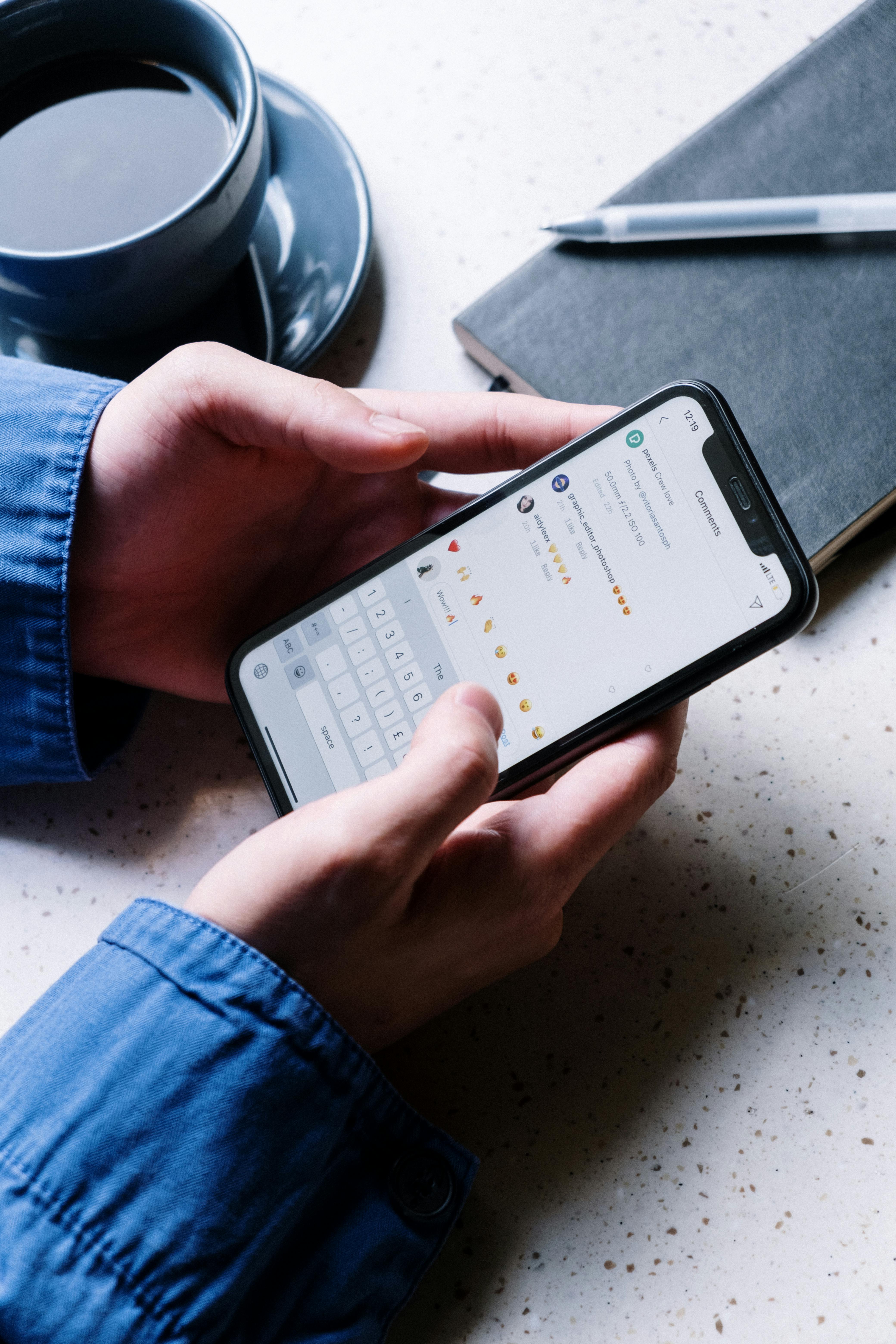 Una persona con el teléfono abierto en las redes sociales | Fuente: Pexels