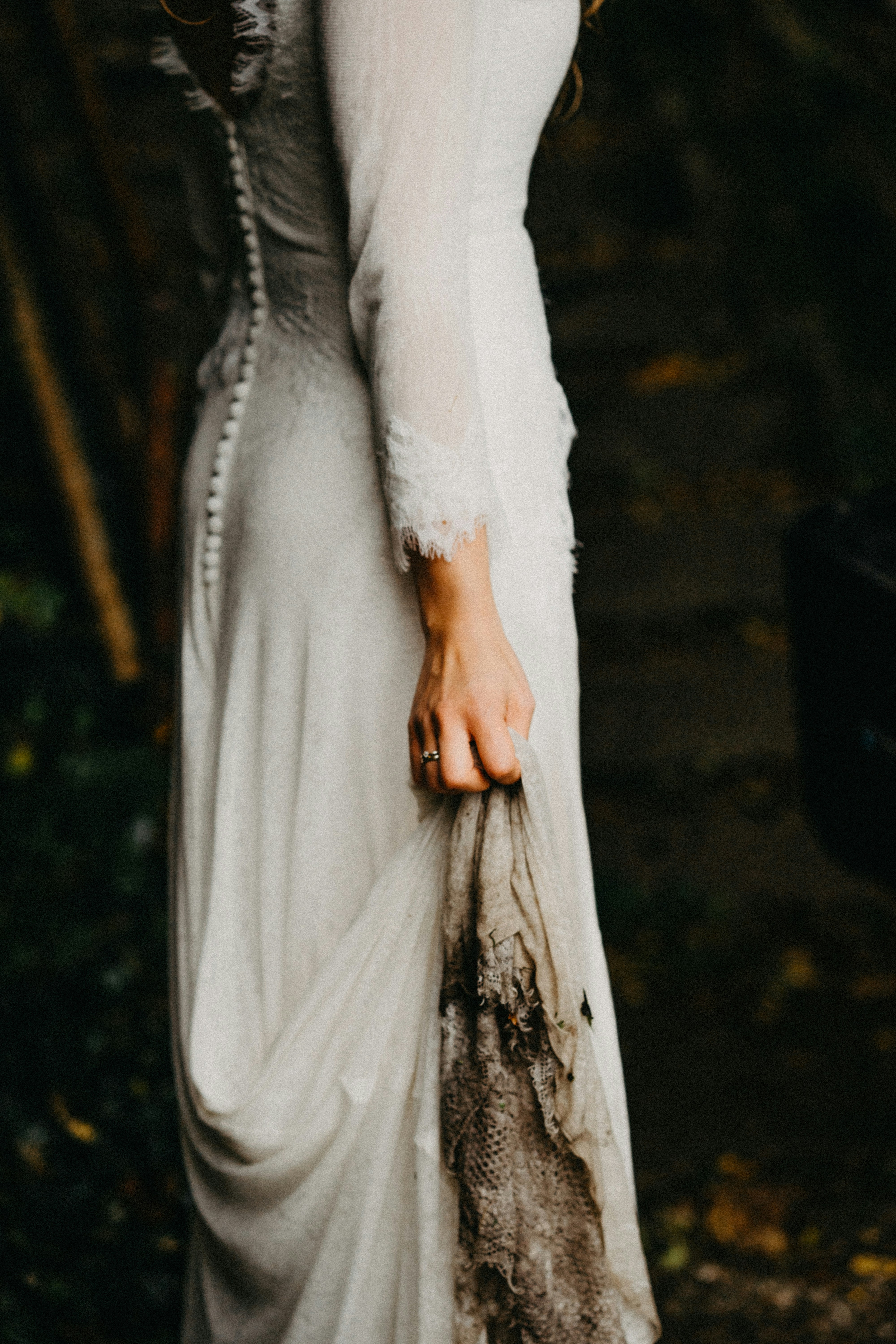 Mujer con un vestido de novia manchado | Fuente: Unsplash