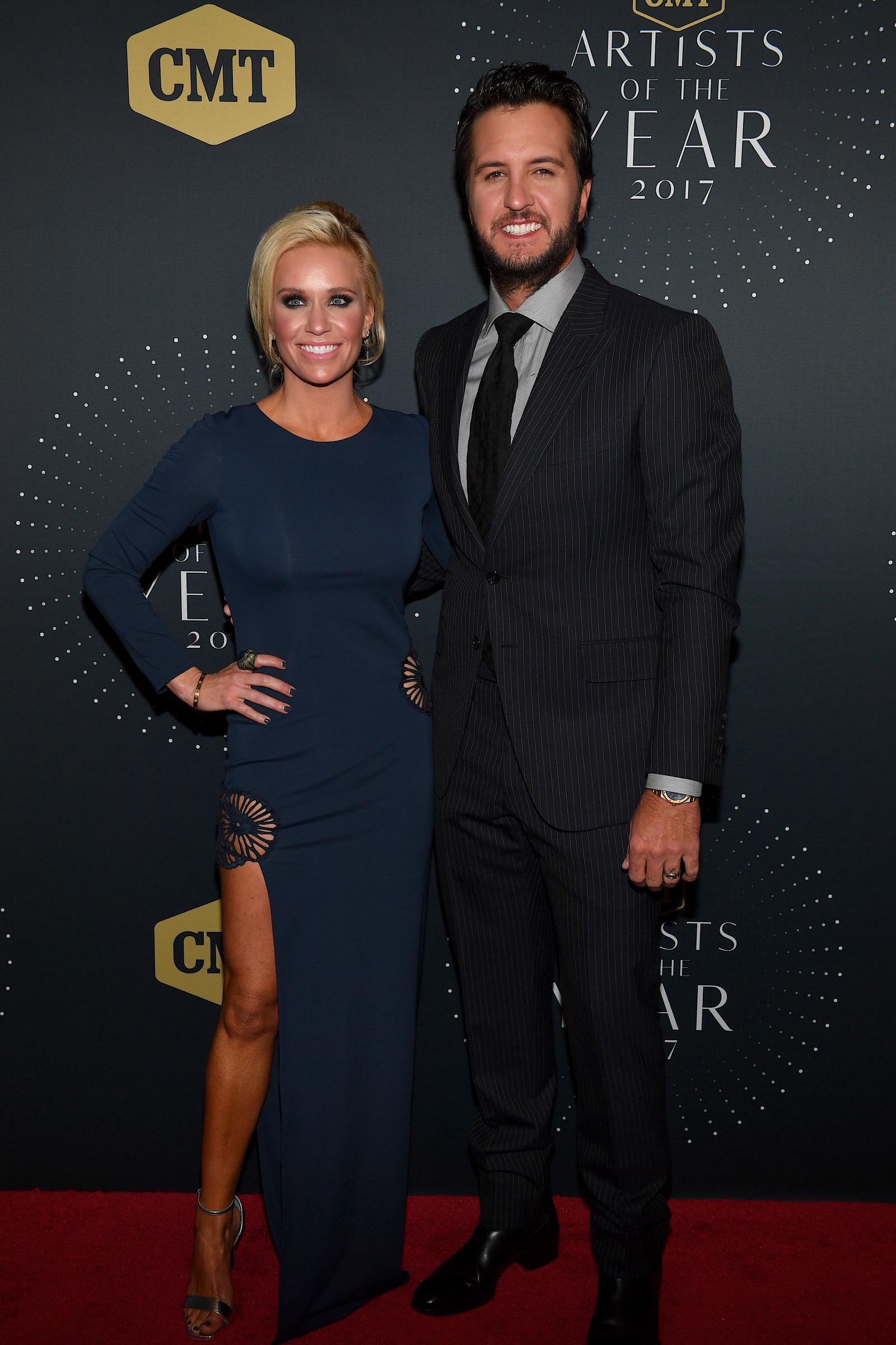 Caroline y Luke Bryan en la gala de los Premios CMT a los Artistas del Año 2017 en el Schermerhorn Symphony Center el 18 de octubre en Nashville, Tennessee. | Fuente: Getty Images