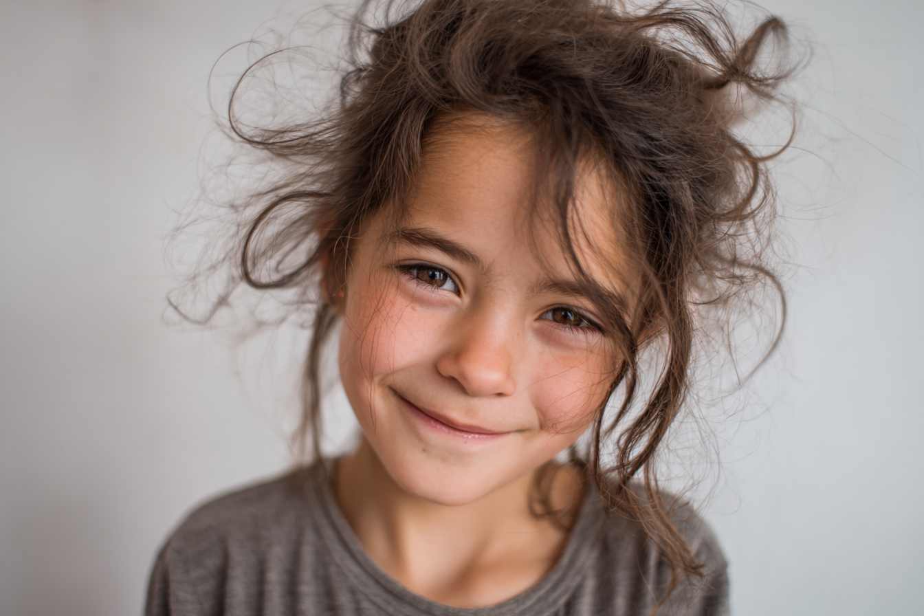 Una niña | Fuente: Midjourney
