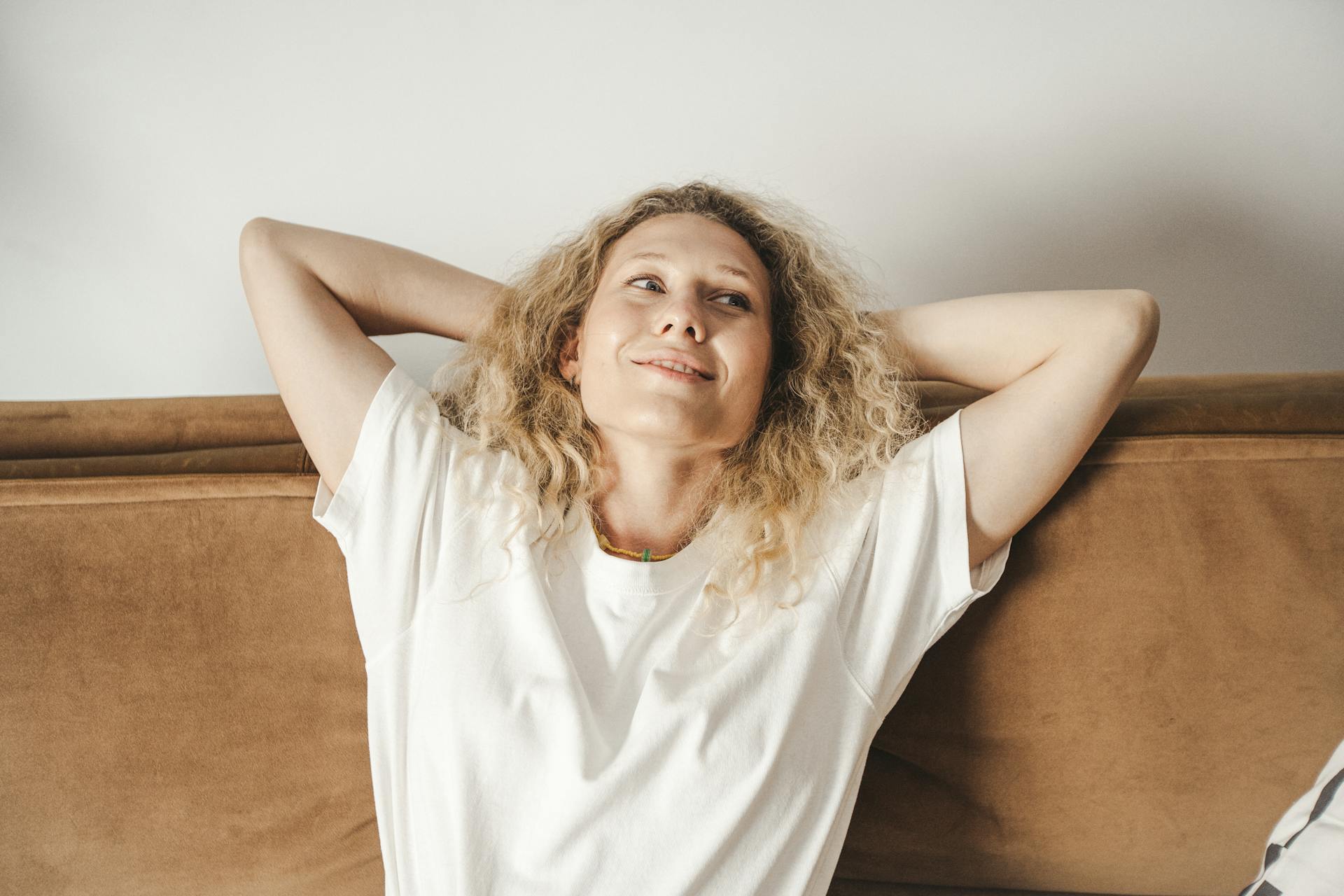 Una mujer recostada con satisfacción | Fuente: Pexels