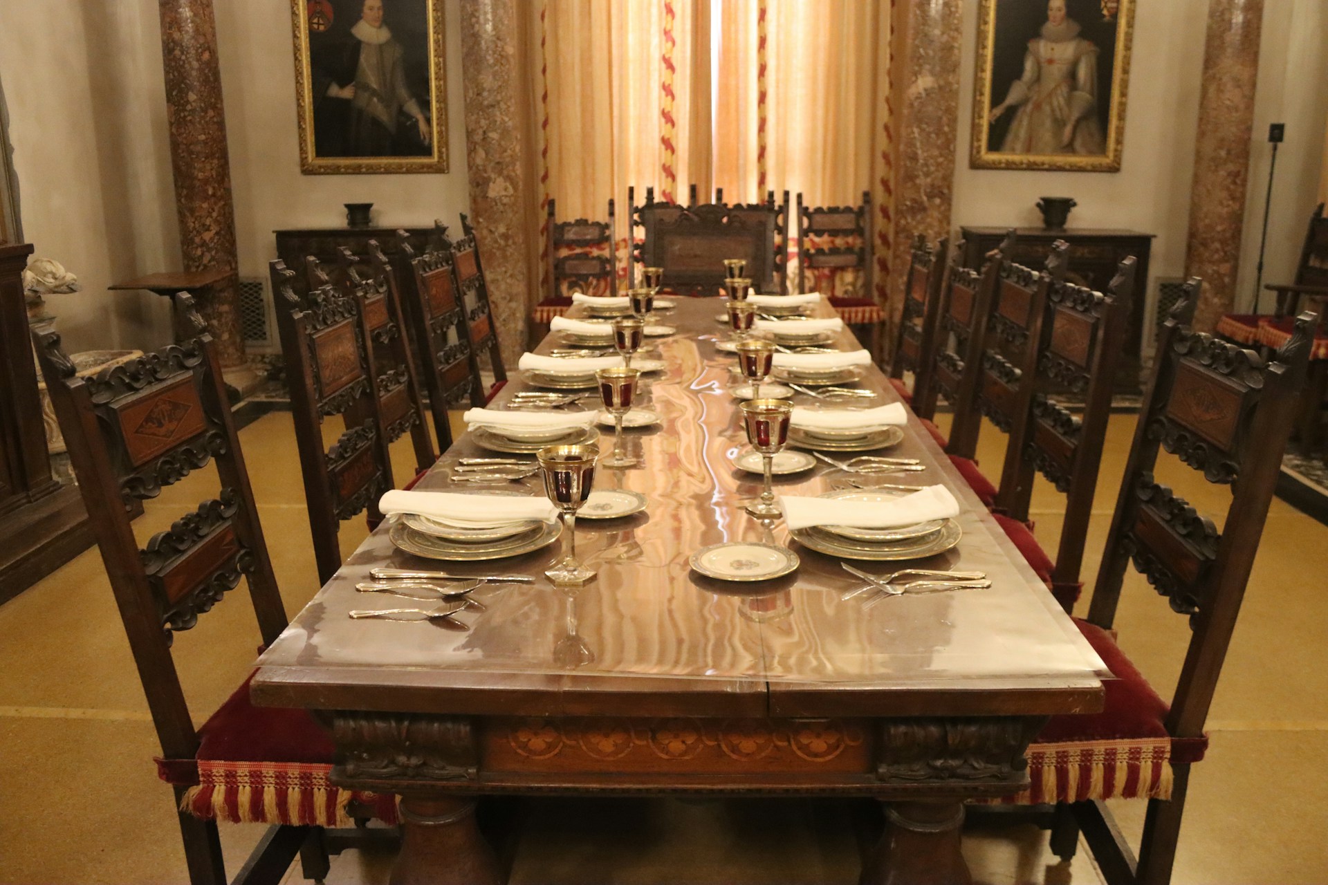 Una mesa preparada para una cena formal | Fuente: Unsplash
